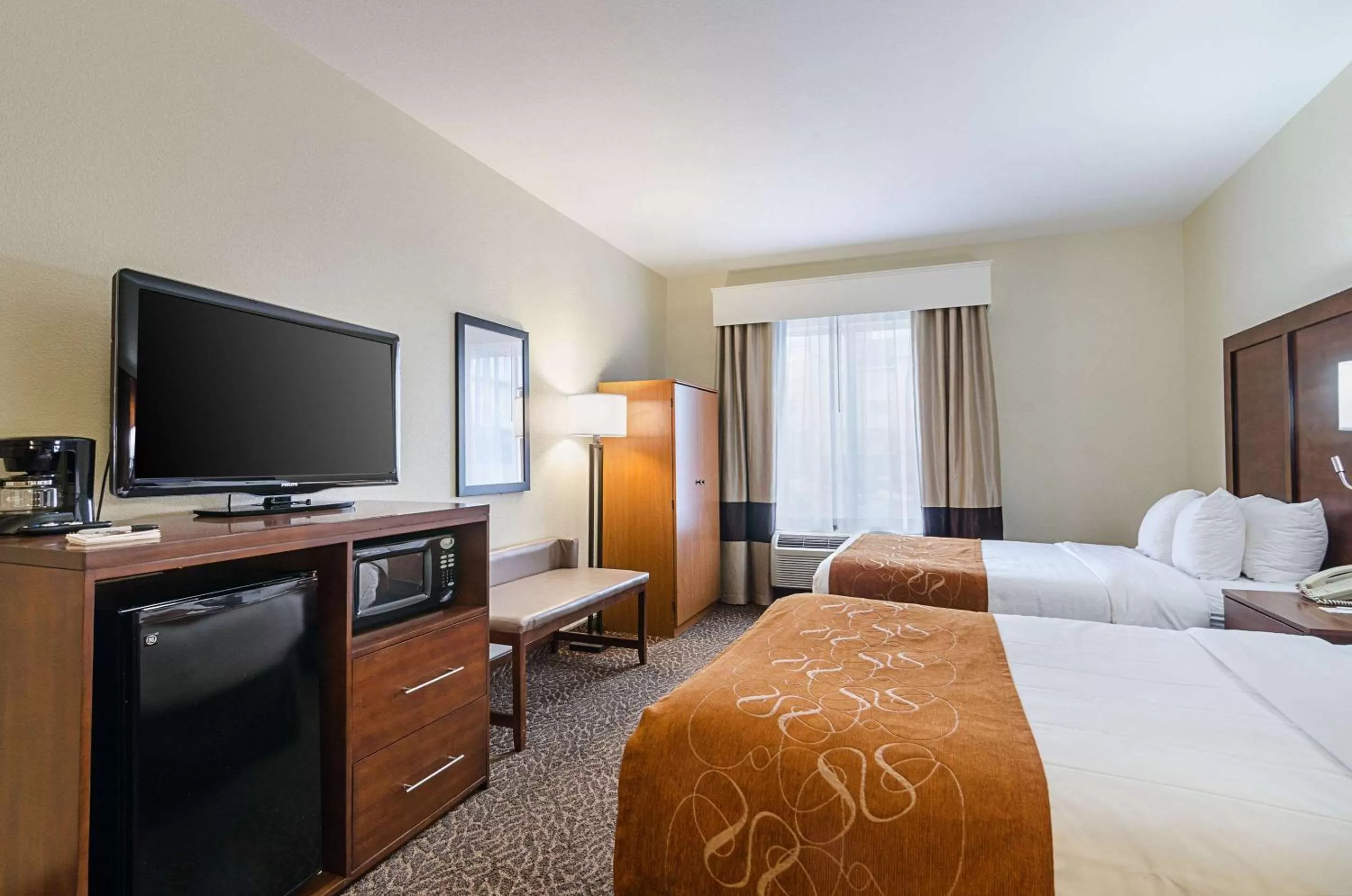 Photo of the whole room, Bed in Quality Suites Springdale West I-49