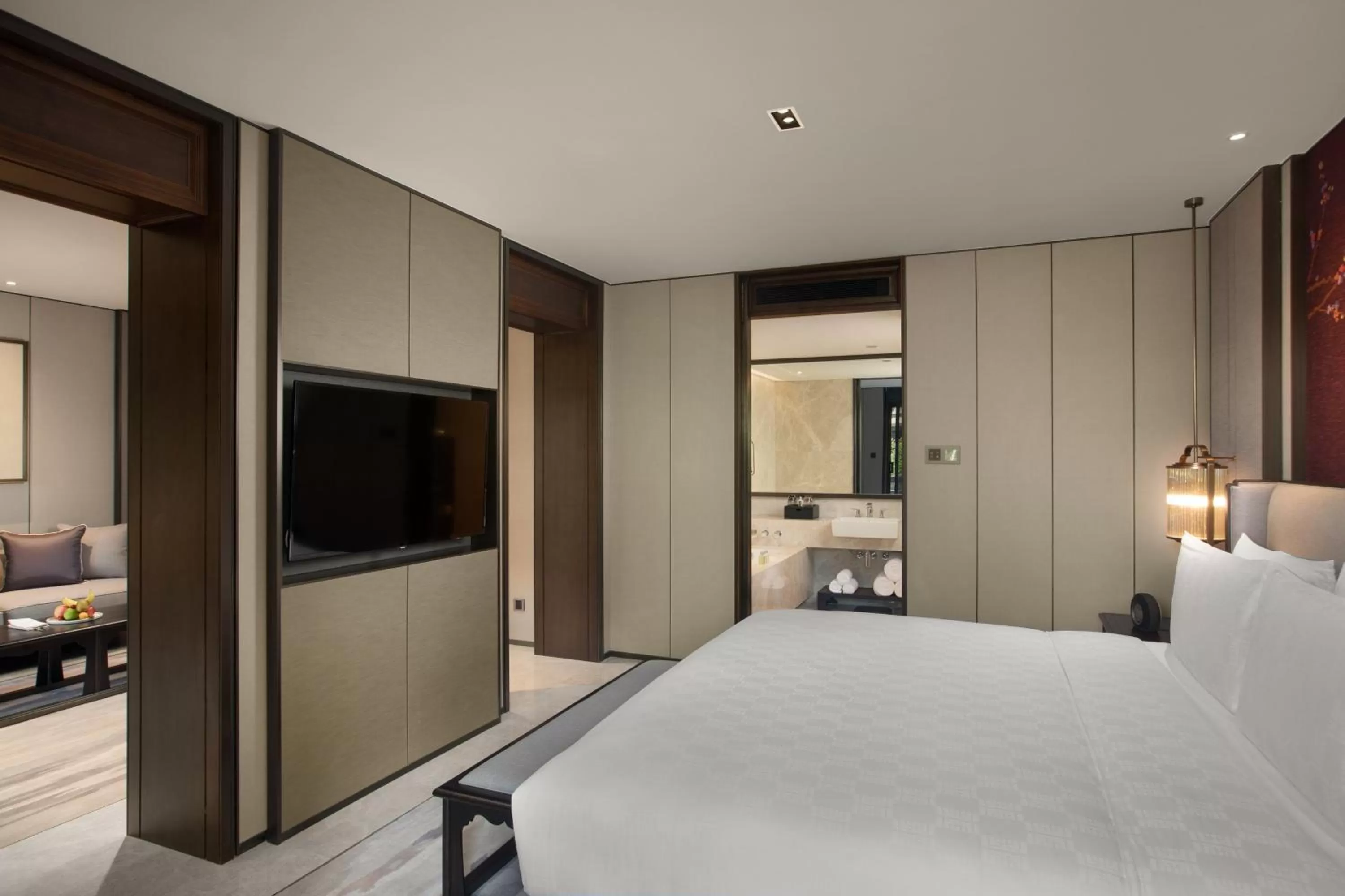 Photo of the whole room, Bed in HUALUXE Xi'an Tanghua by IHG