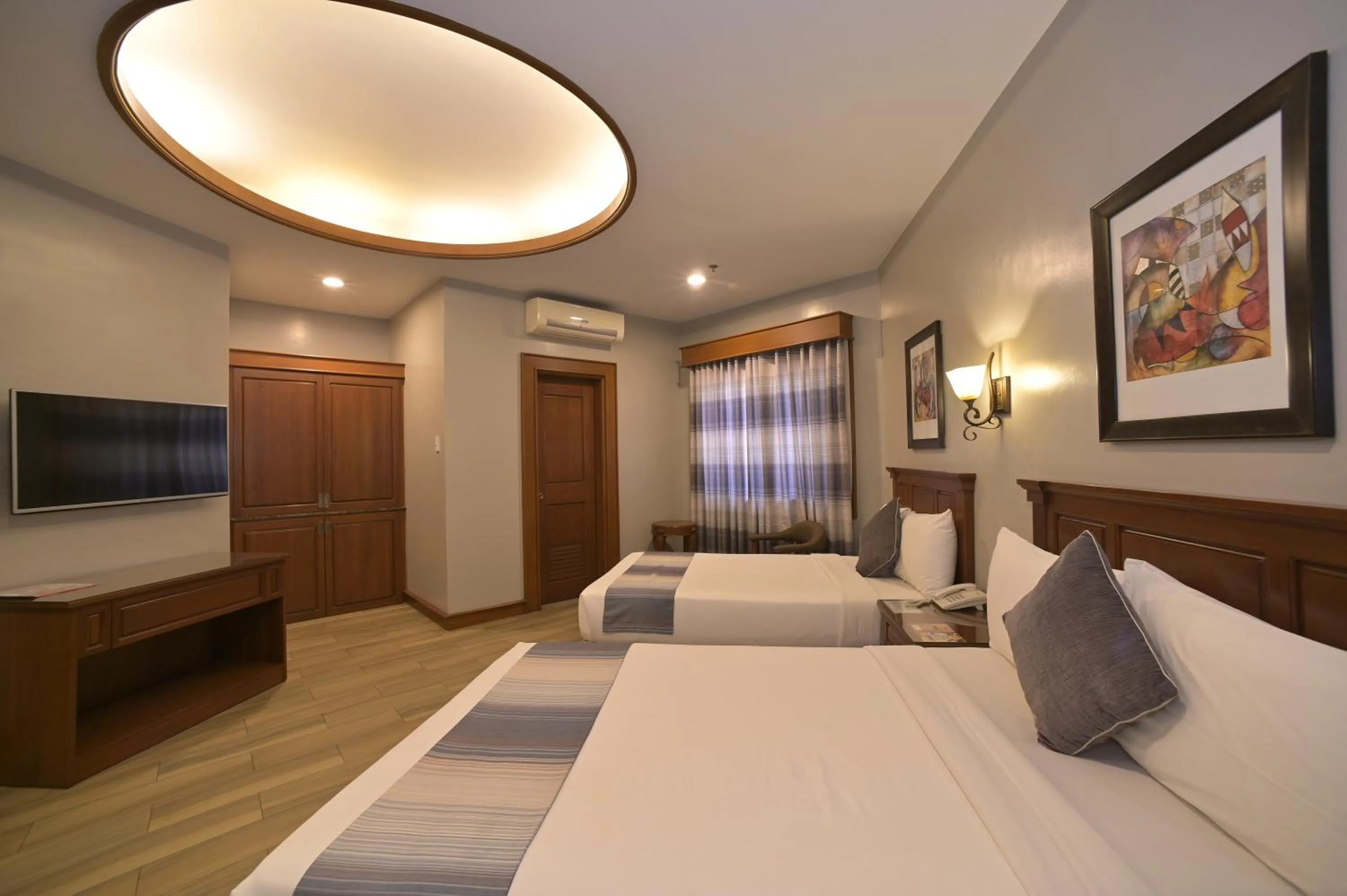 Photo of the whole room, Bed in Paragon Hotel and Suites