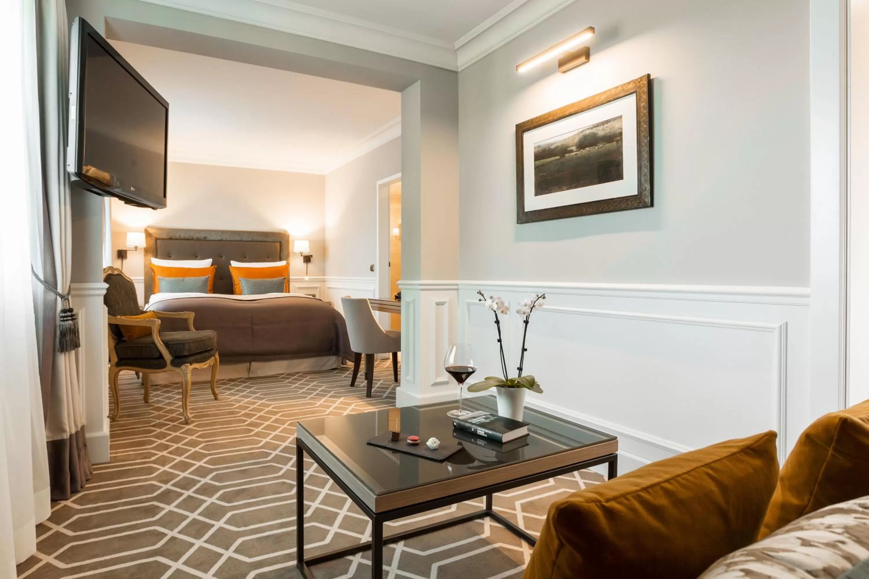 Living room, Bed in Althoff Hotel Fürstenhof