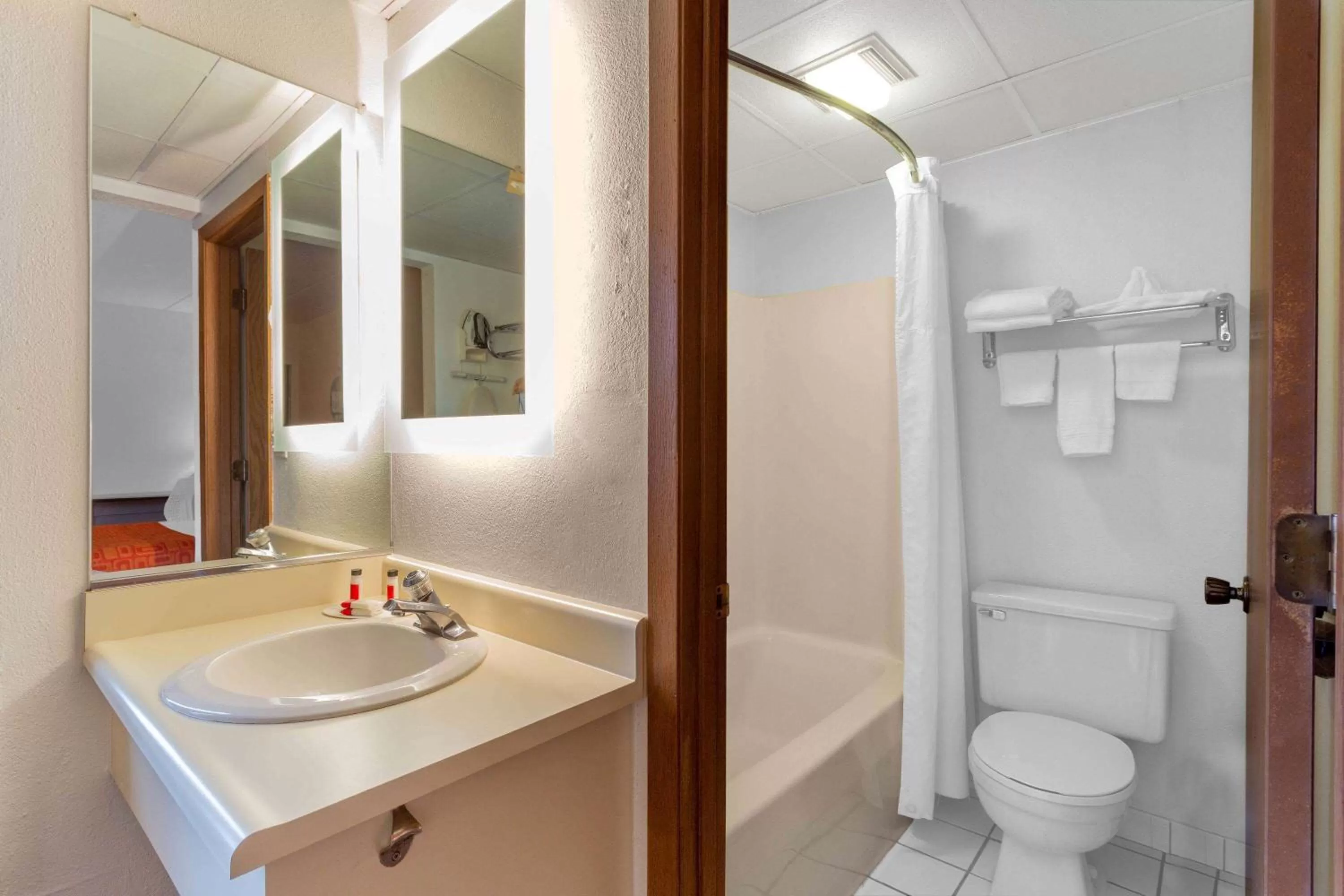 Bathroom in Howard Johnson by Wyndham Waukegan Great Lakes