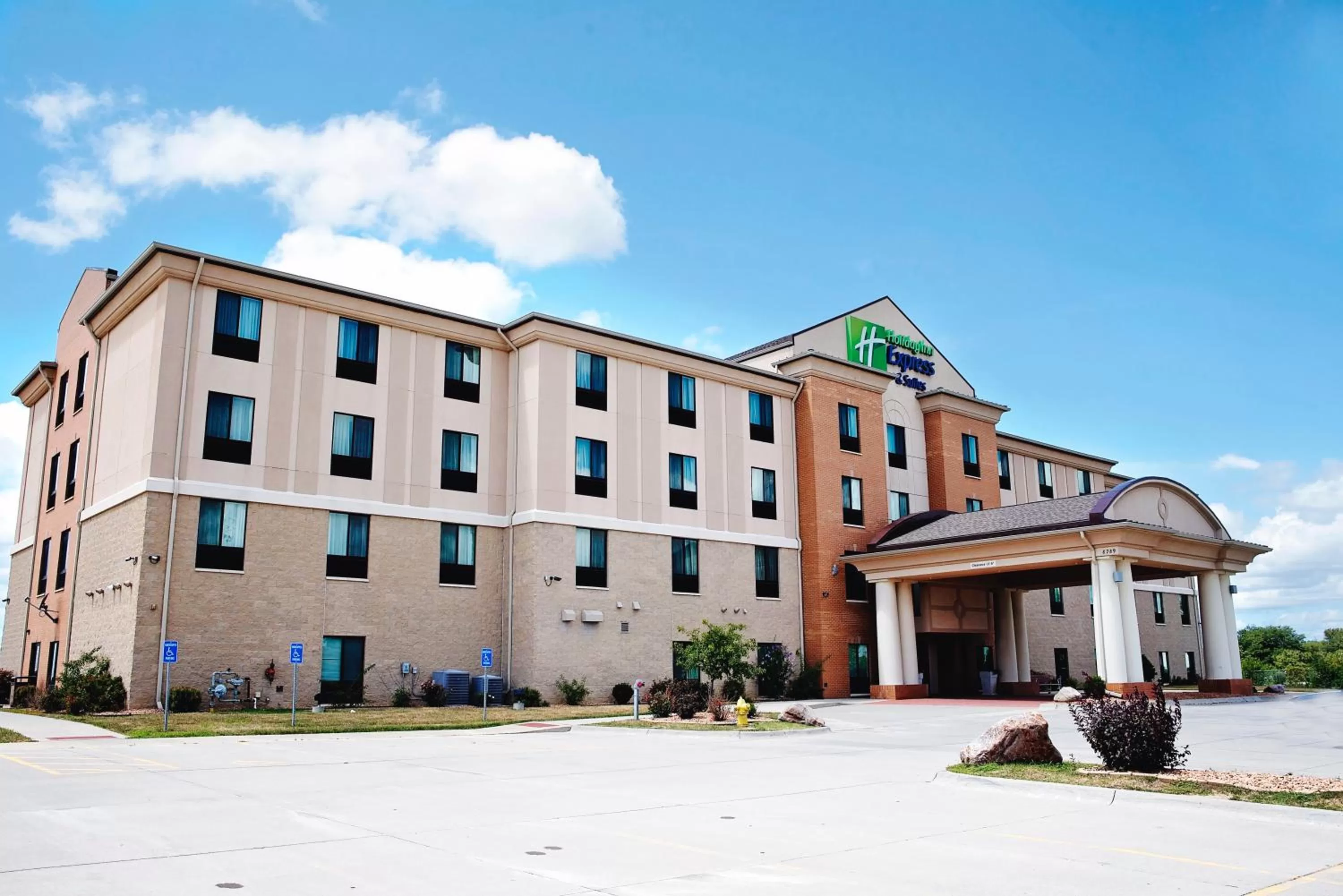Property building in Holiday Inn Express and Suites Urbandale Des Moines by IHG