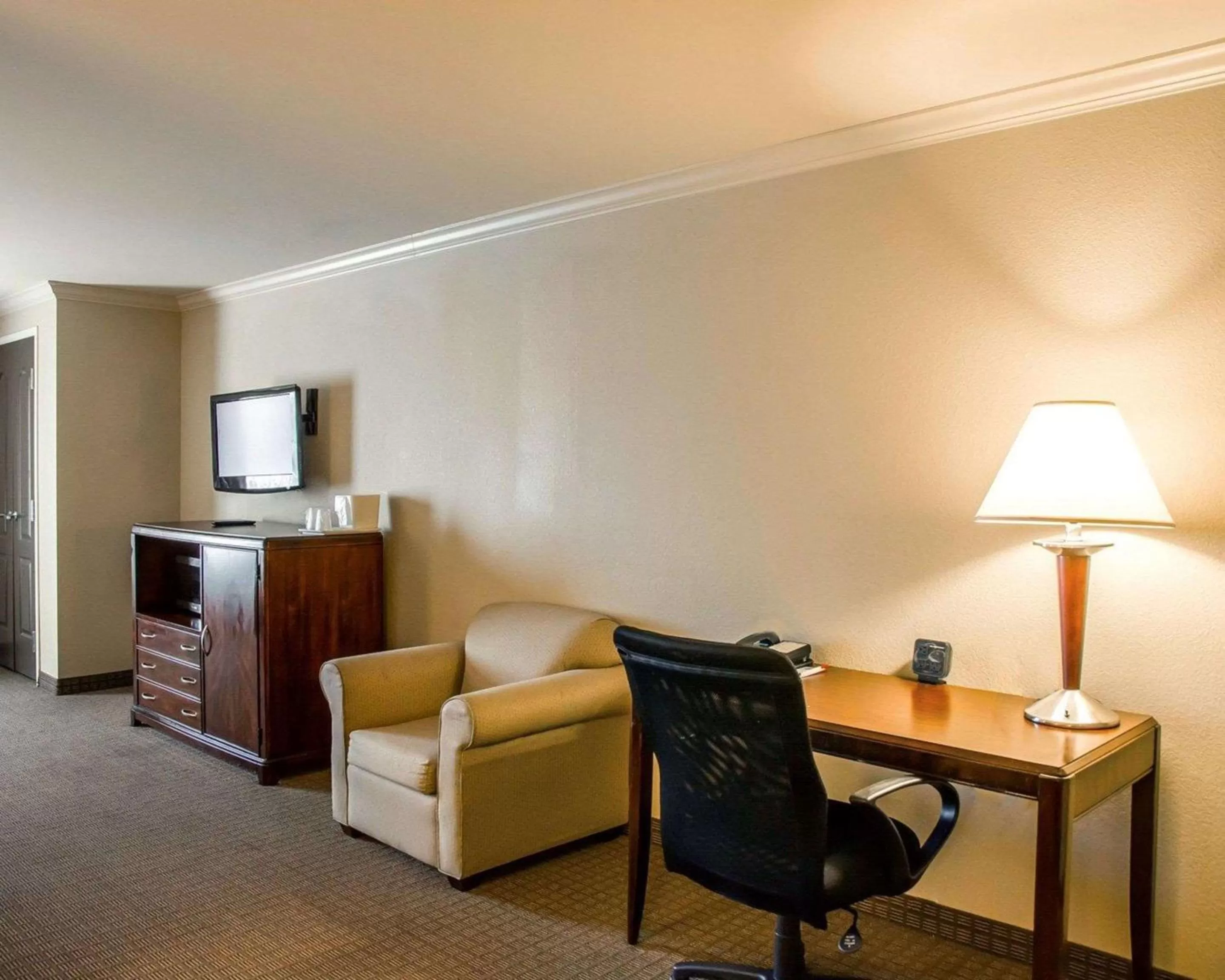 Photo of the whole room in Comfort Suites Cincinnati North