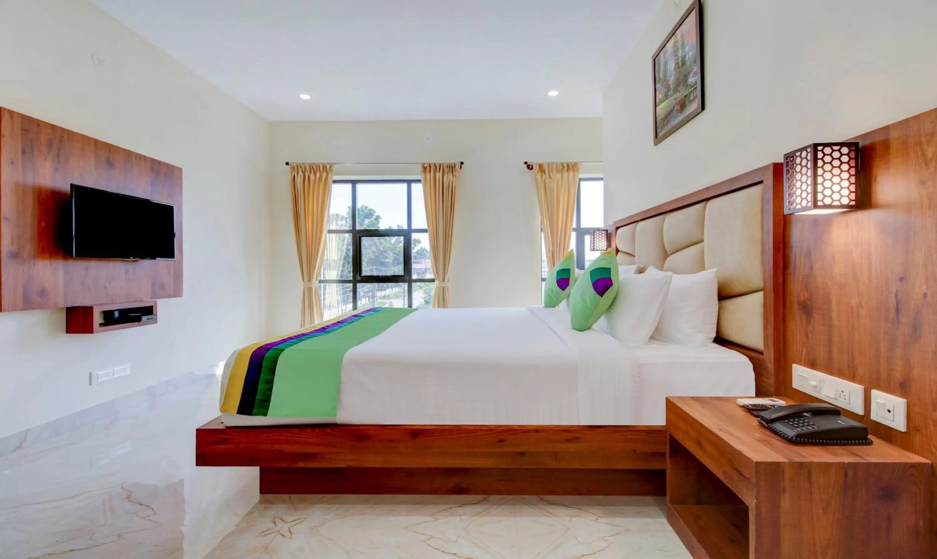 Bedroom, Bed in Treebo The Meridian, 10 Mins To Mahatma Gandhi Park