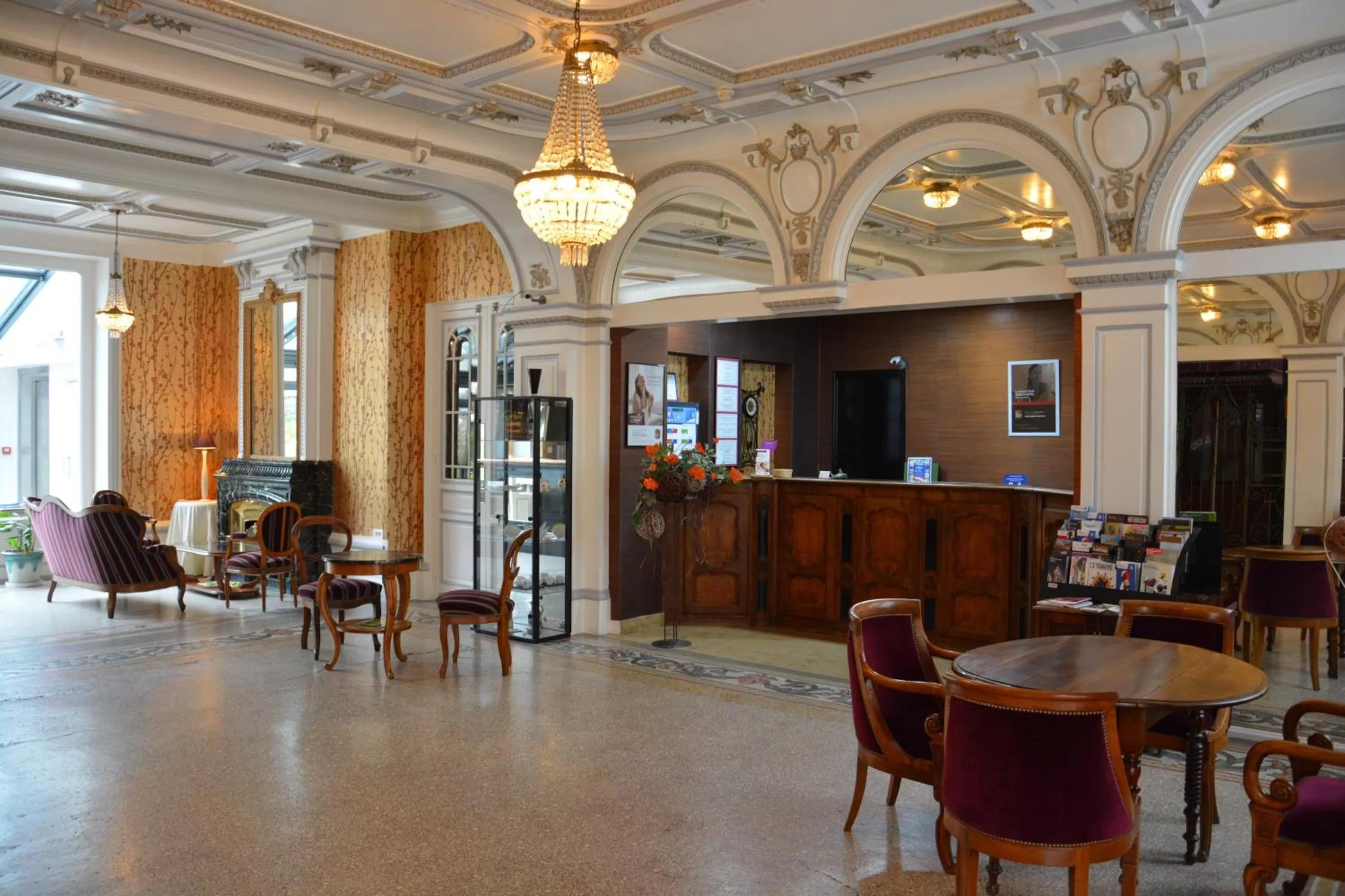 Lobby or reception in The Originals Boutique, Hôtel Terminus, Bourg-en-Bresse Gare
