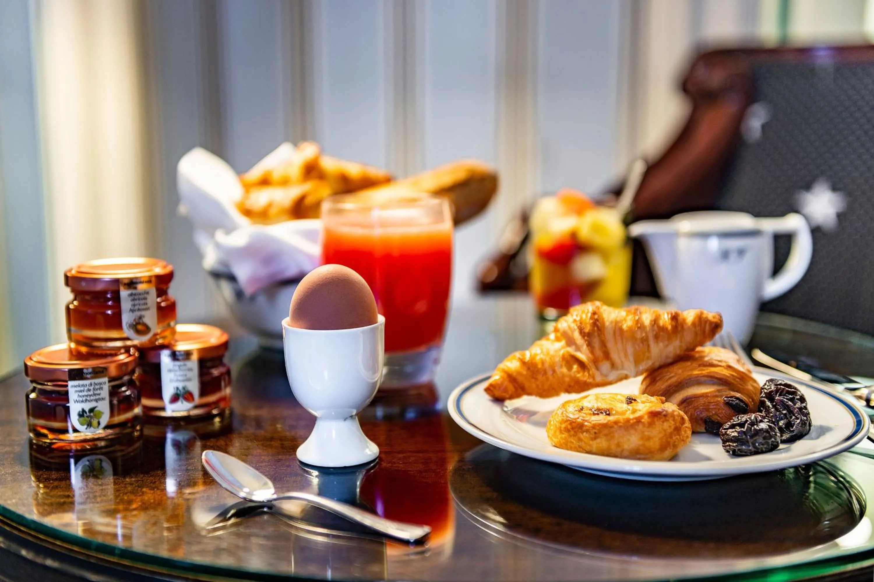 Breakfast in Le Dokhan's Paris Arc de Triomphe, a Tribute Portfolio Hotel
