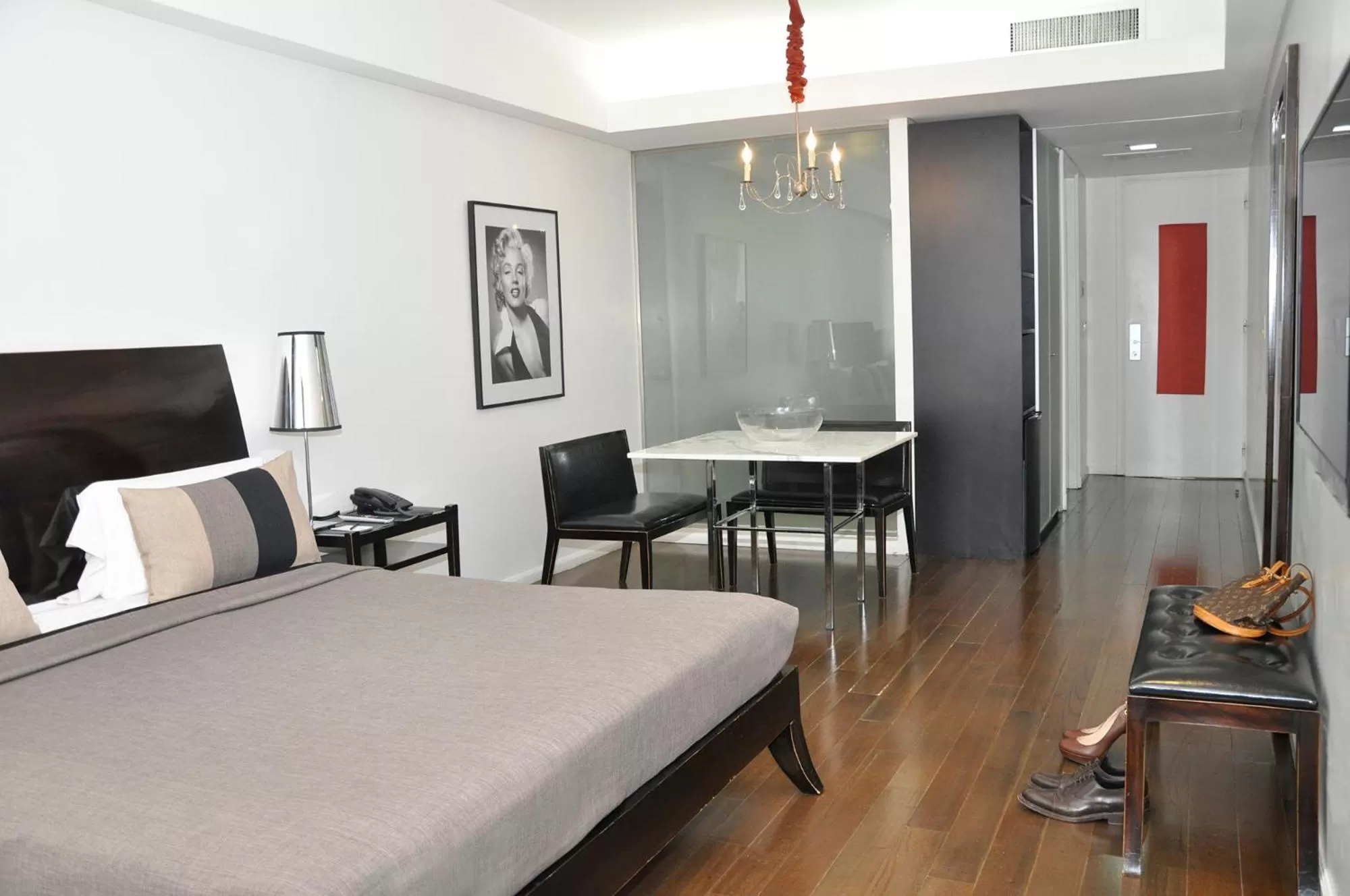 Photo of the whole room, Bed in Broadway Hotel & Suites