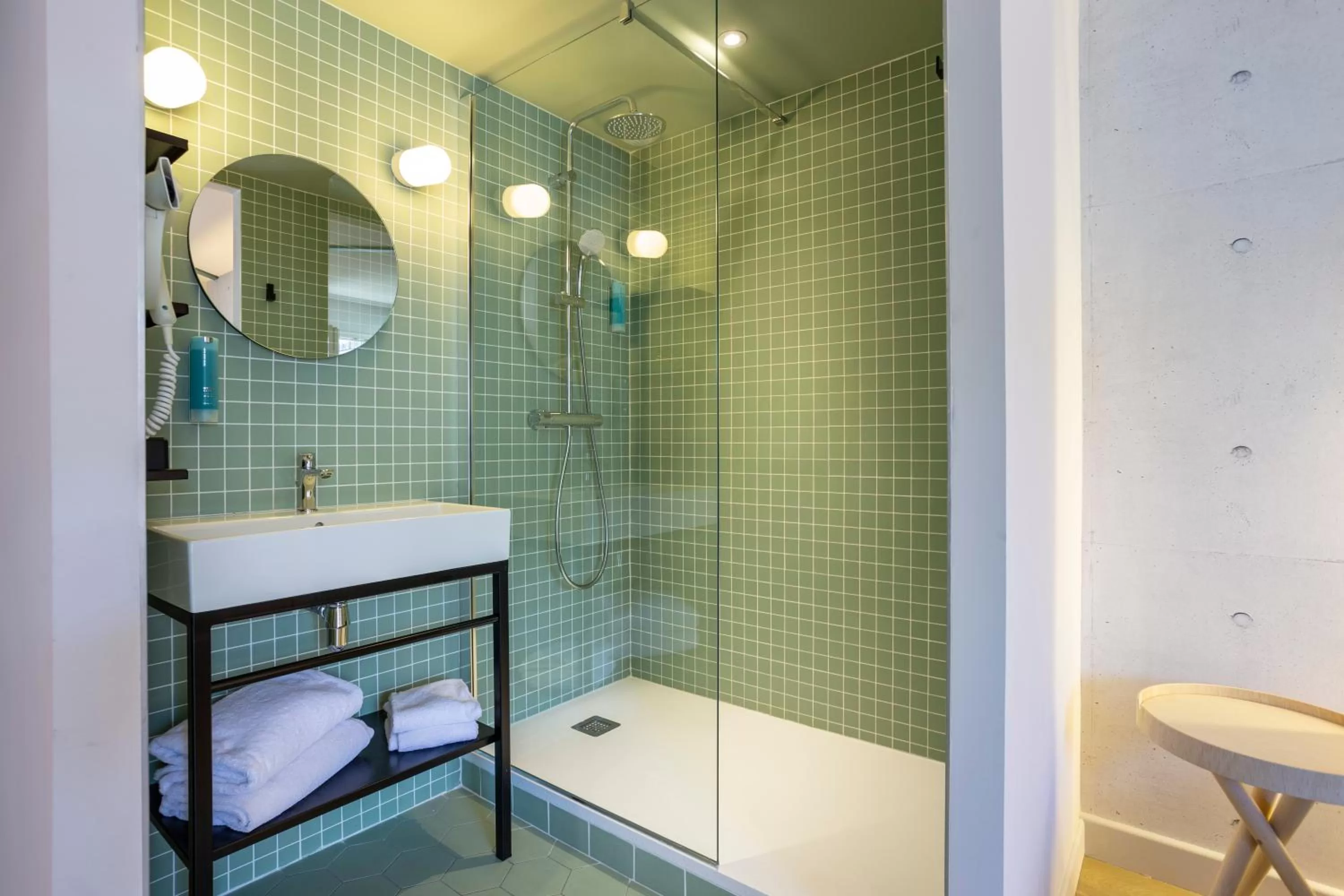 Bathroom, Bed in Urban Hotel & Spa Aix-les-Bains - BW Signature Collection