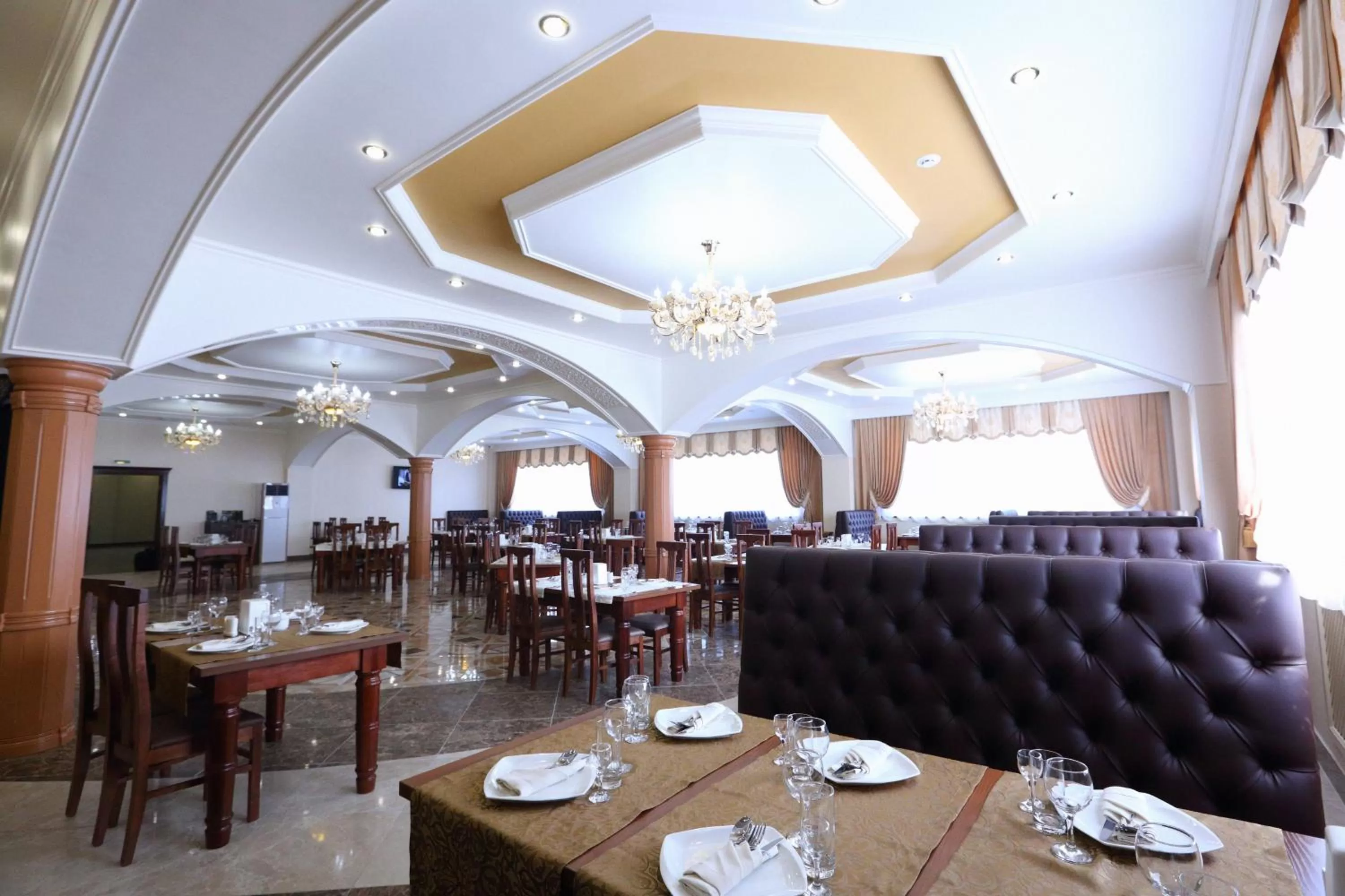 Restaurant/places to eat in Hotel Bahetle