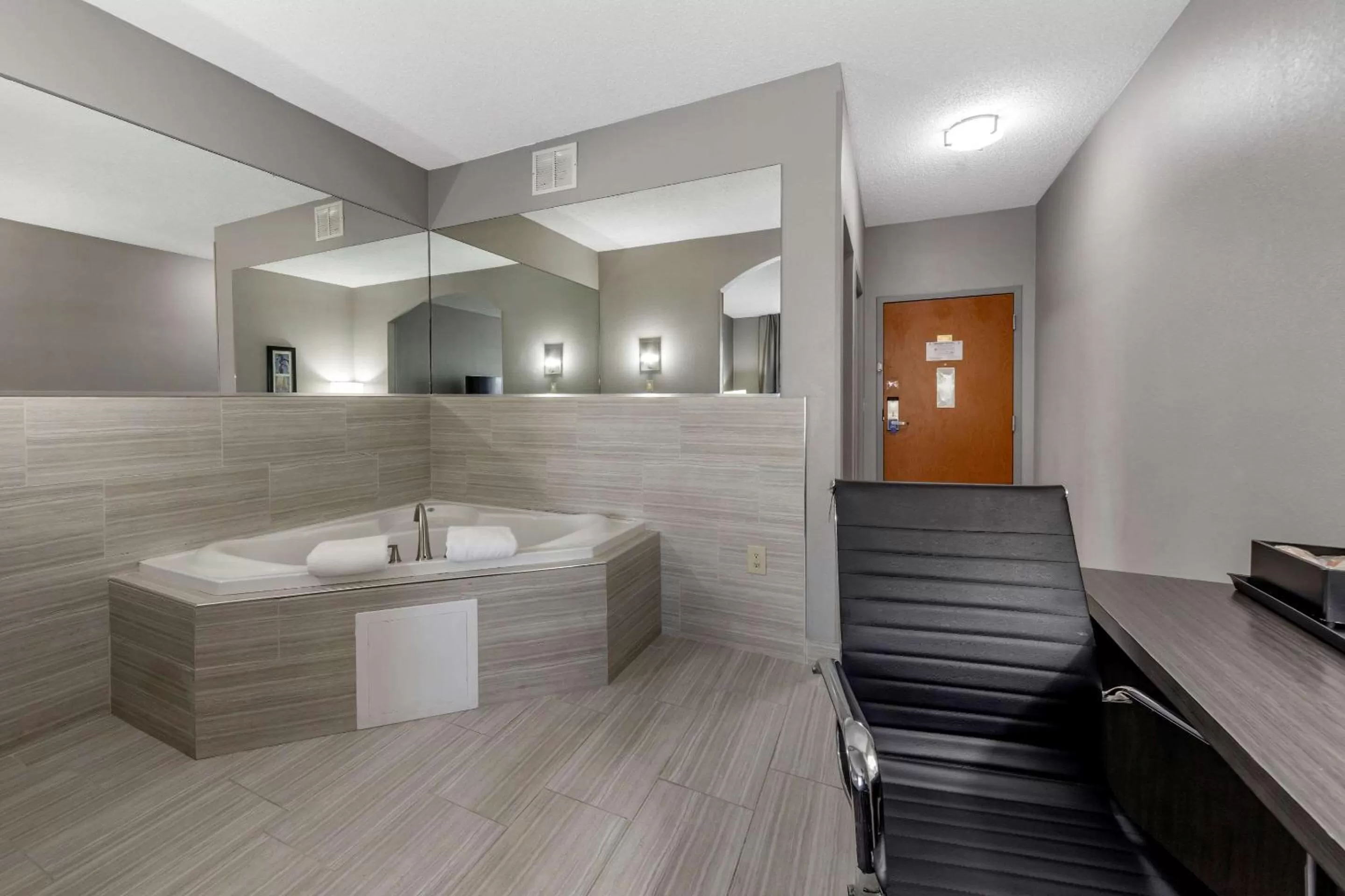 Photo of the whole room in Comfort Inn and Suites Quail Springs