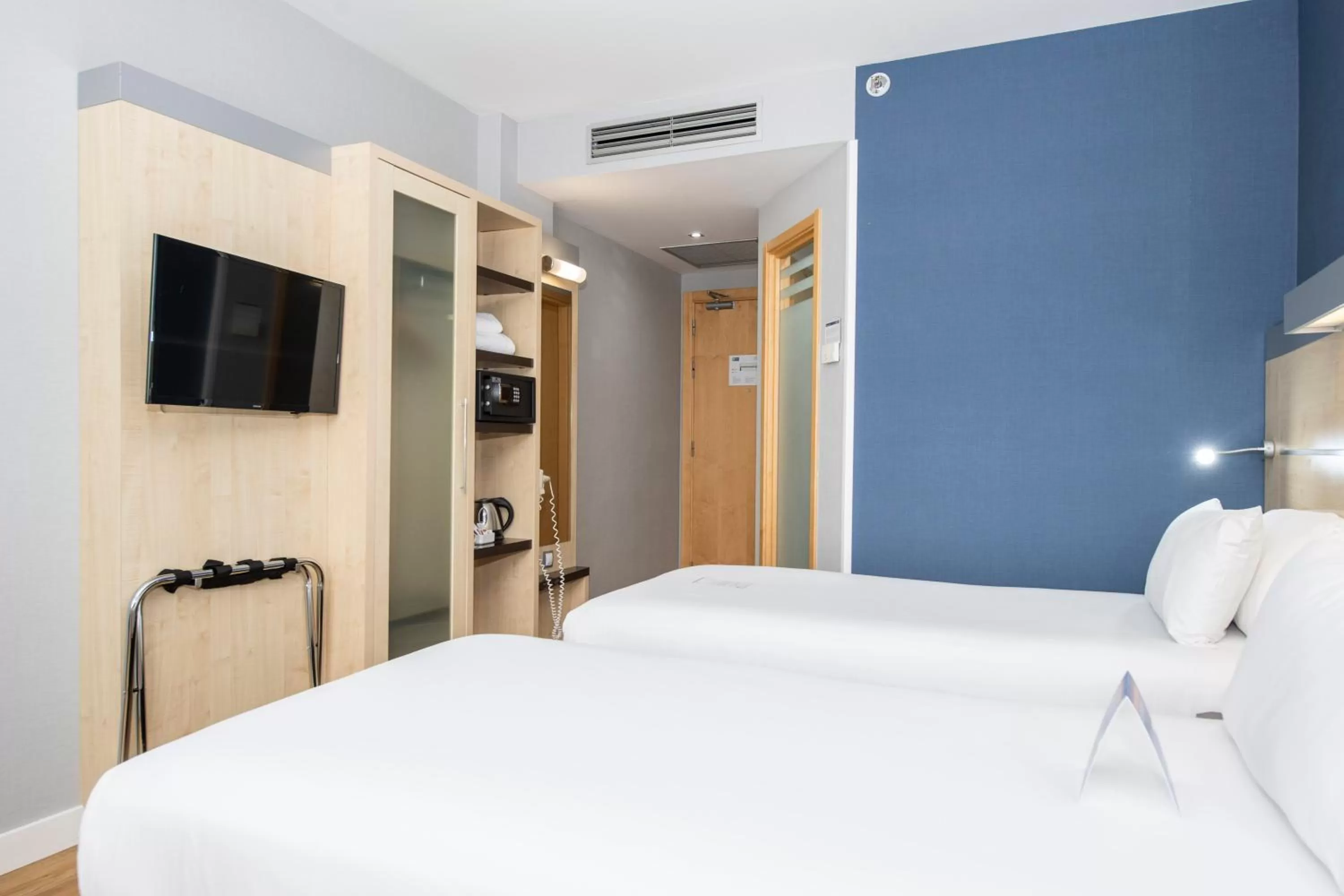 Coffee/tea facilities, Bed in Holiday Inn Express Barcelona City 22@ by IHG