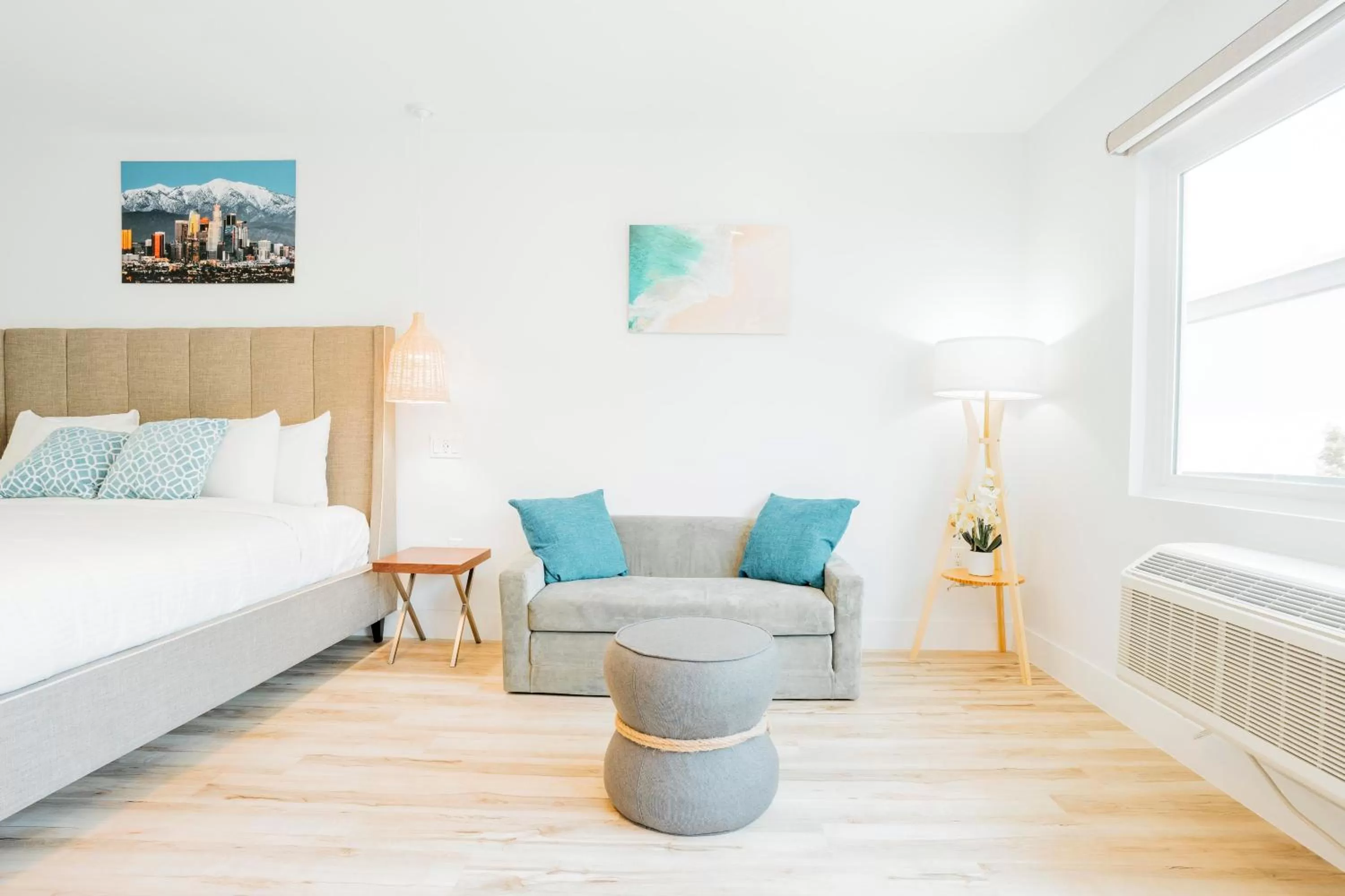 Bed in The Belmont Shore Inn