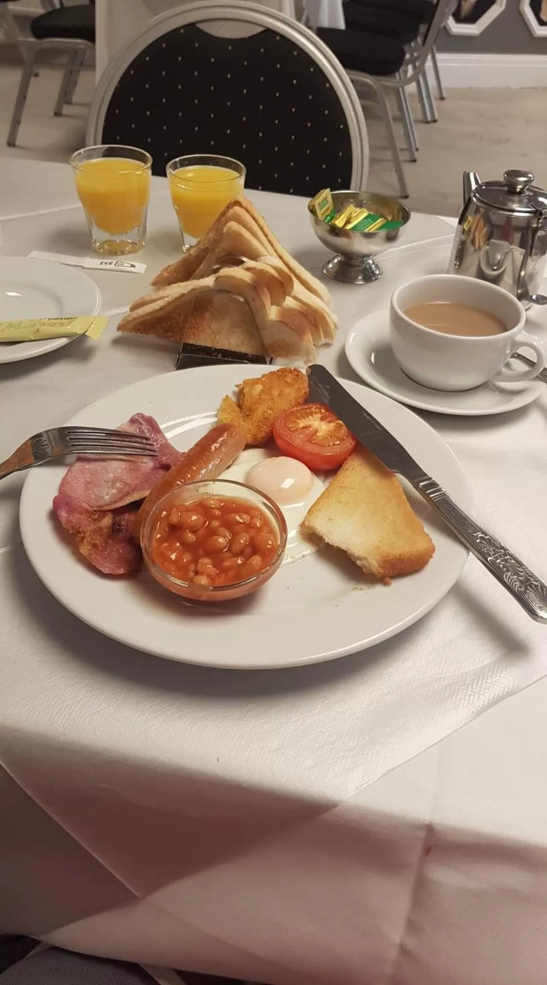 Breakfast in The Sandringham Court Hotel & Sports Bar-Groups Welcome here-High Speed Wi-Fi