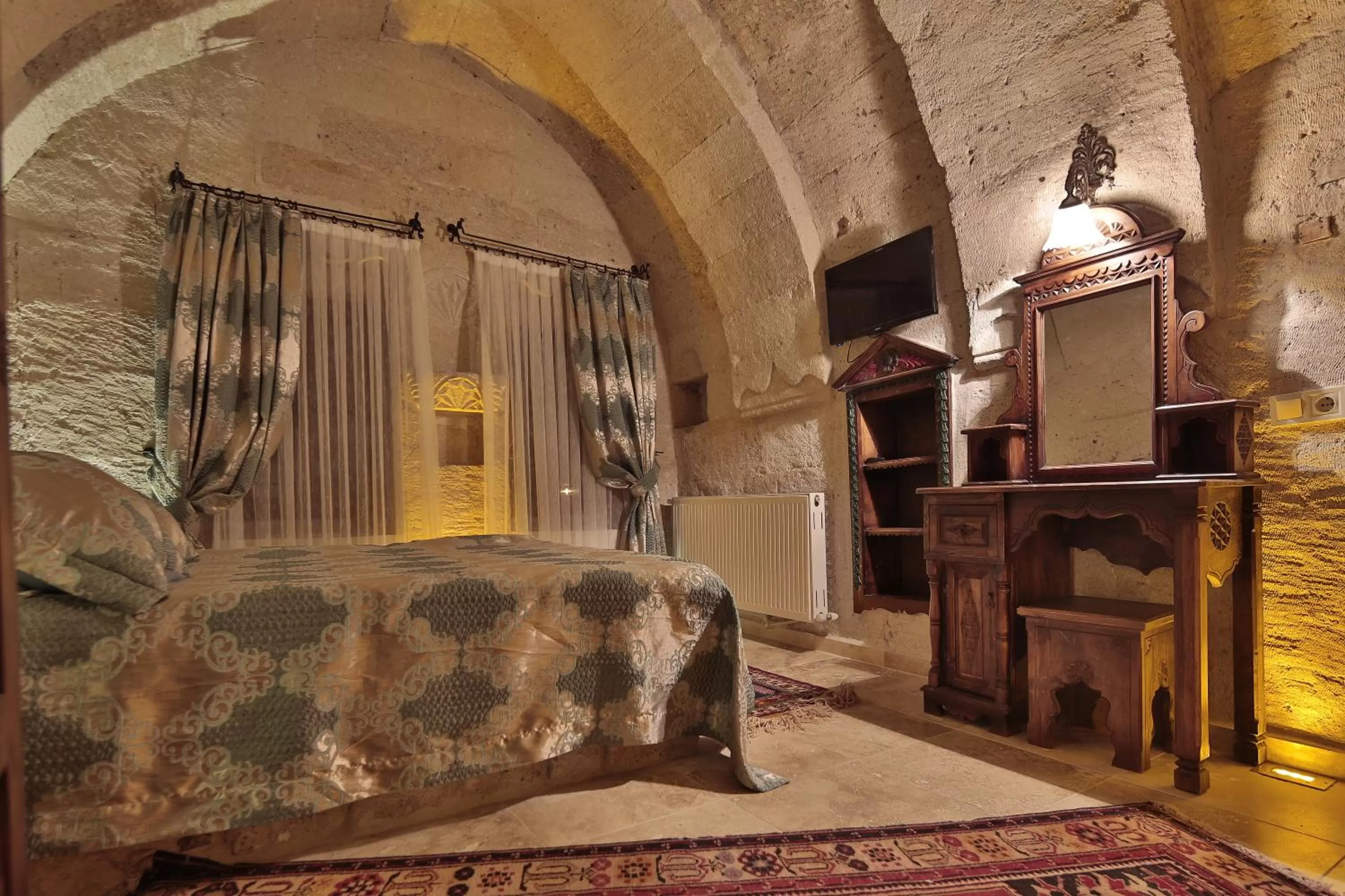 Bed in Shoestring Cave House