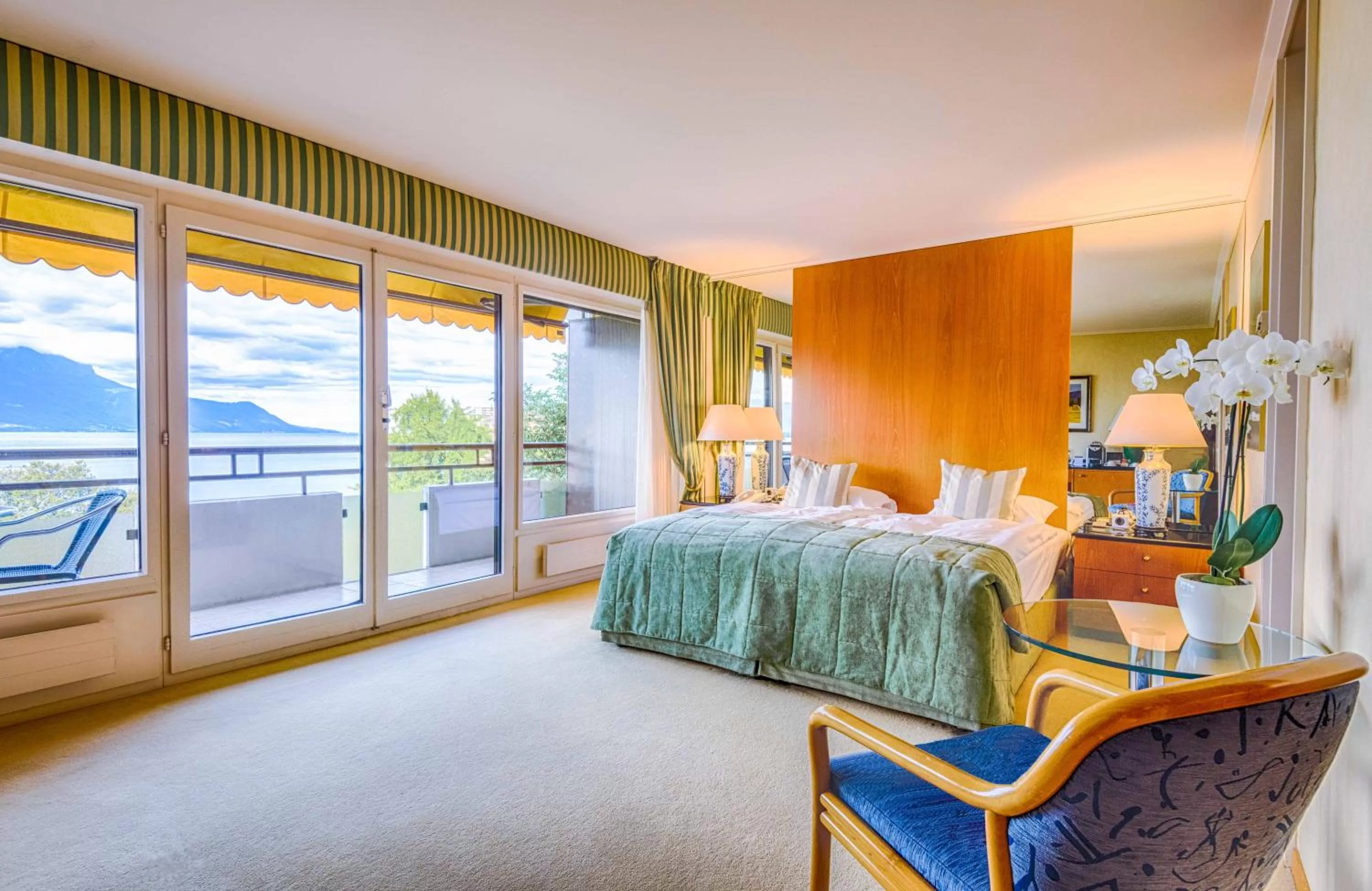 Photo of the whole room, Bed in Royal Plaza Montreux