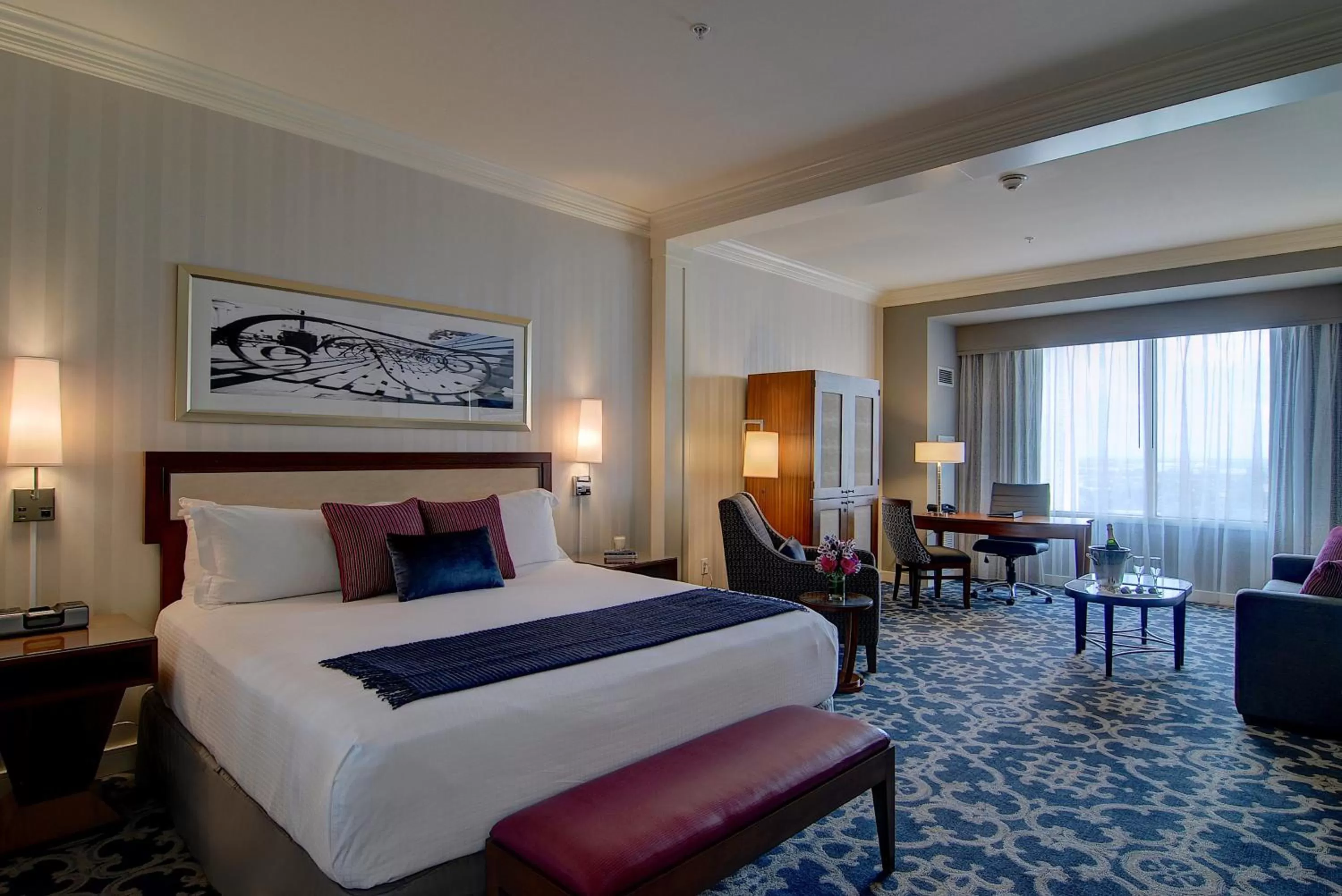 Photo of the whole room, Bed in Loews New Orleans Hotel