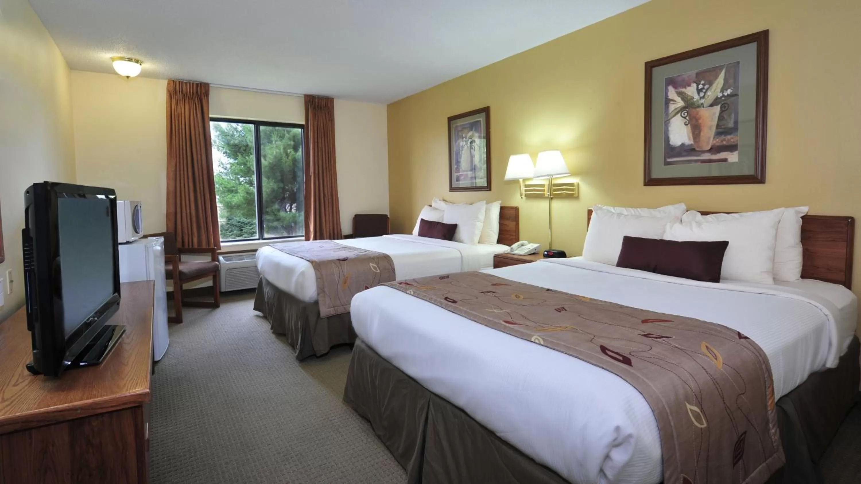 Bedroom, Bed in Ramada by Wyndham Wisconsin Dells I-90