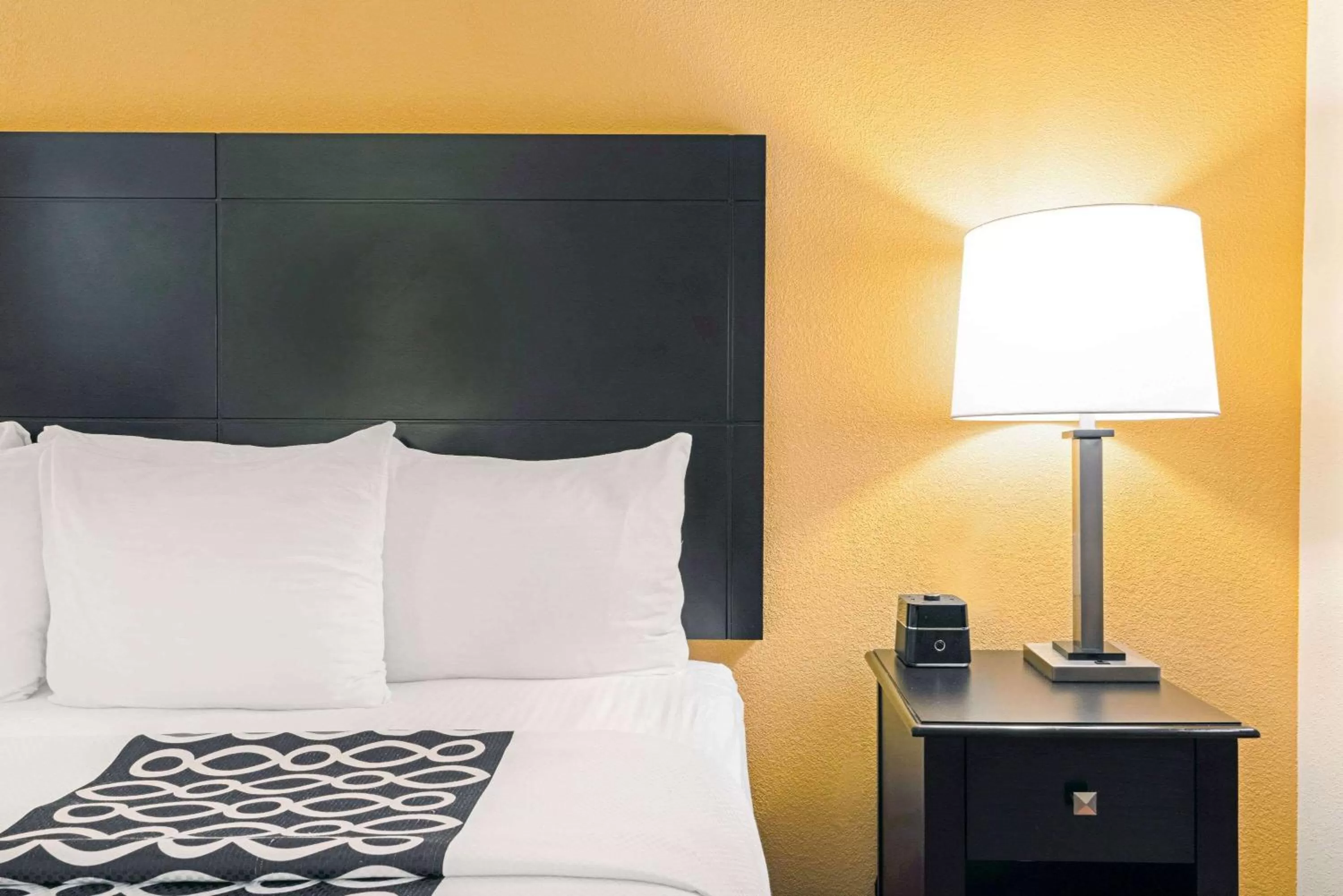 Photo of the whole room, Bed in La Quinta by Wyndham Stillwater -University Area