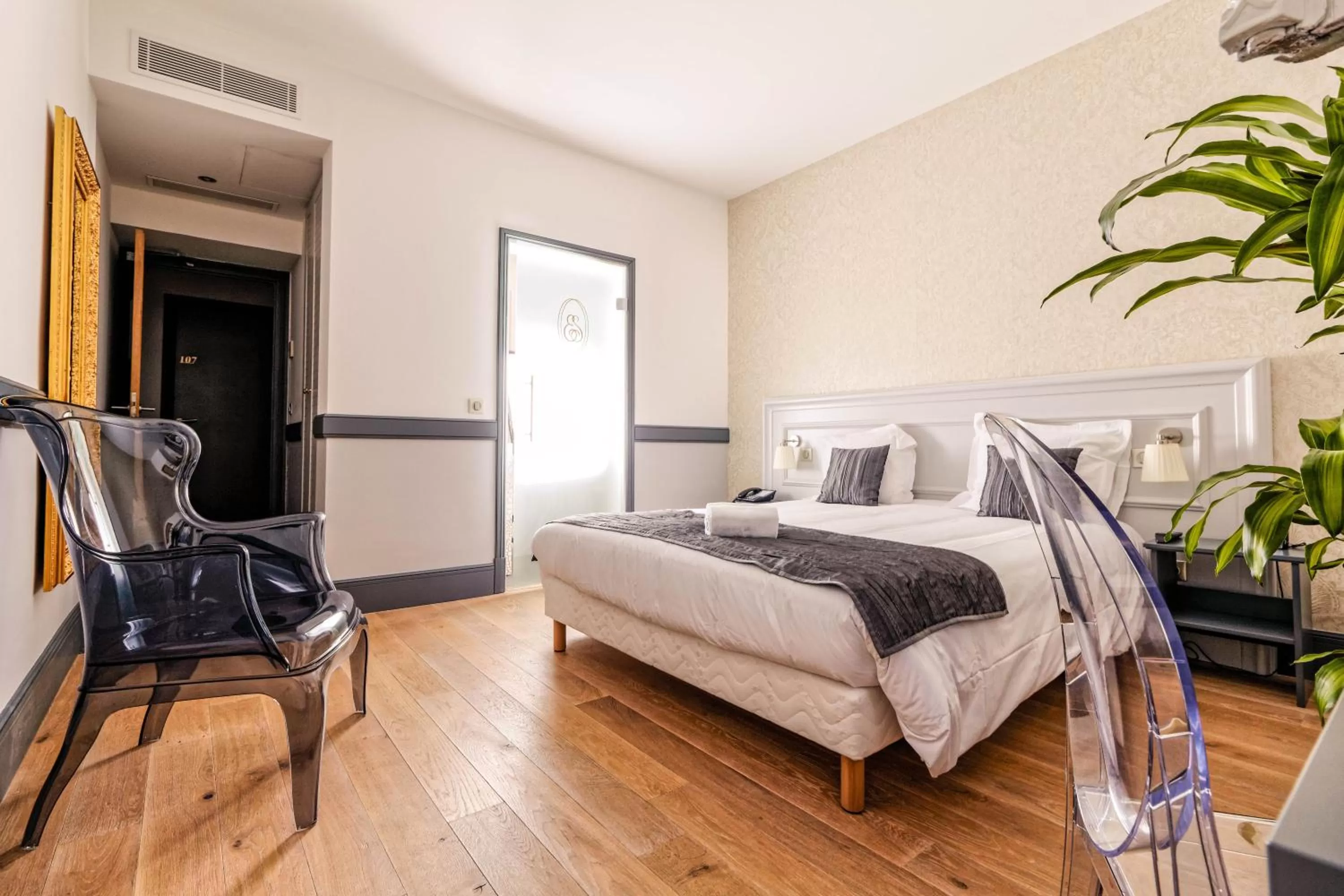 Bed in Hotel Restaurant Edmond's