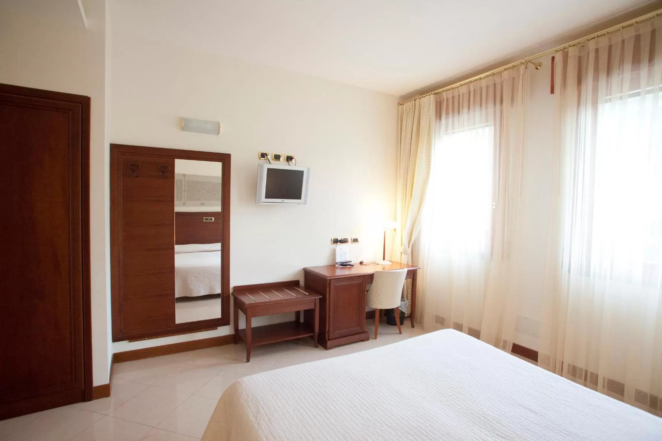 Photo of the whole room, Bed in Euroterme