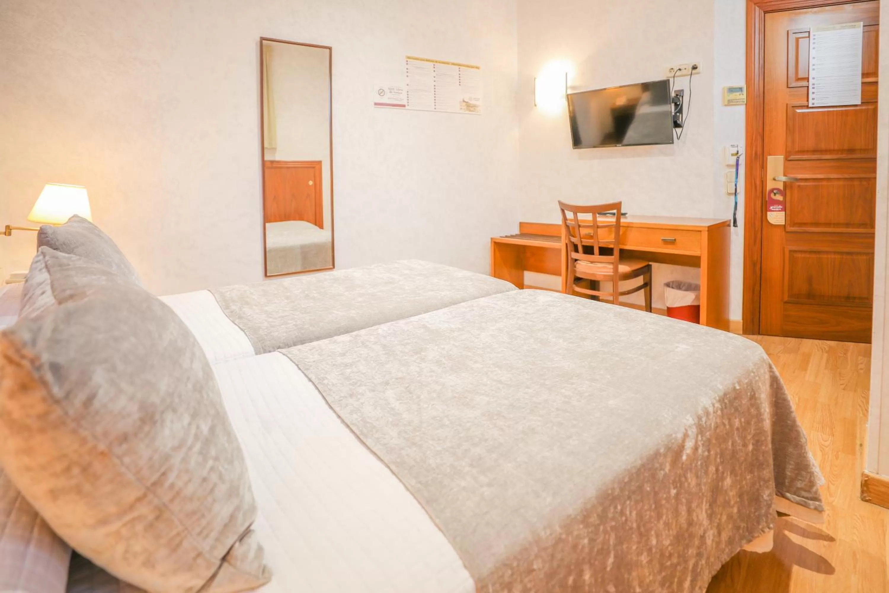 TV and multimedia, Bed in Hotel Granada Centro