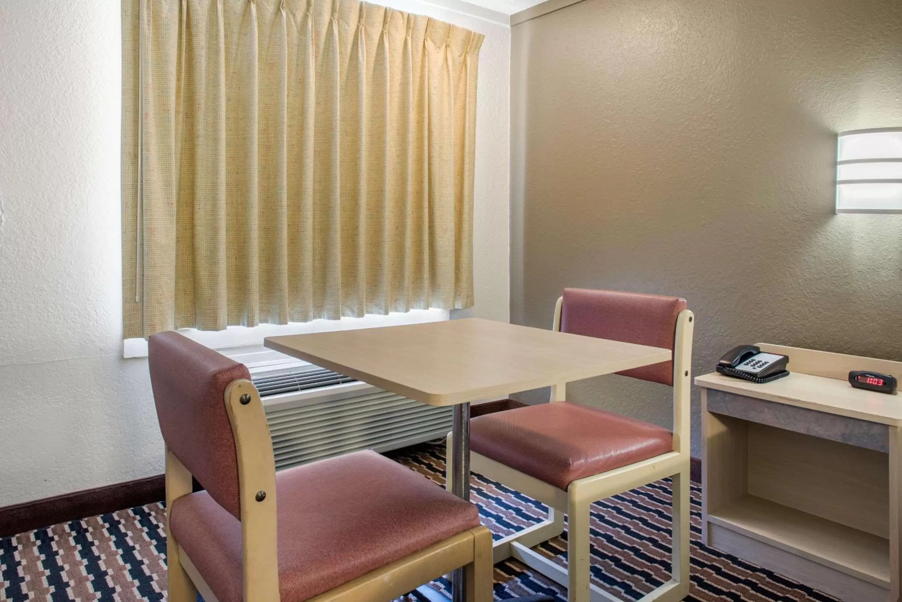 Photo of the whole room, Dining Area in Rodeway Inn Sharonville