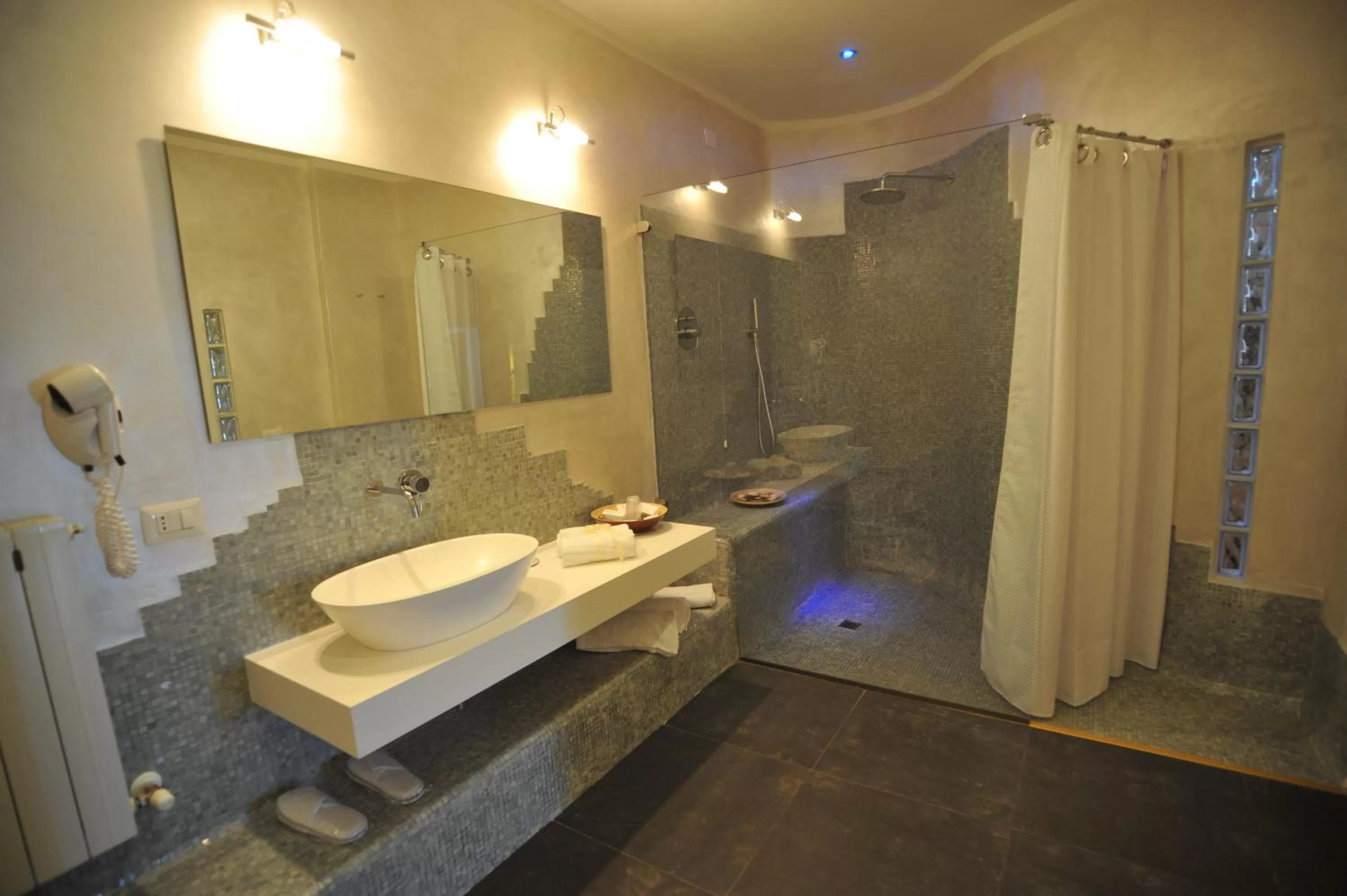 Shower in Hotel Astoria