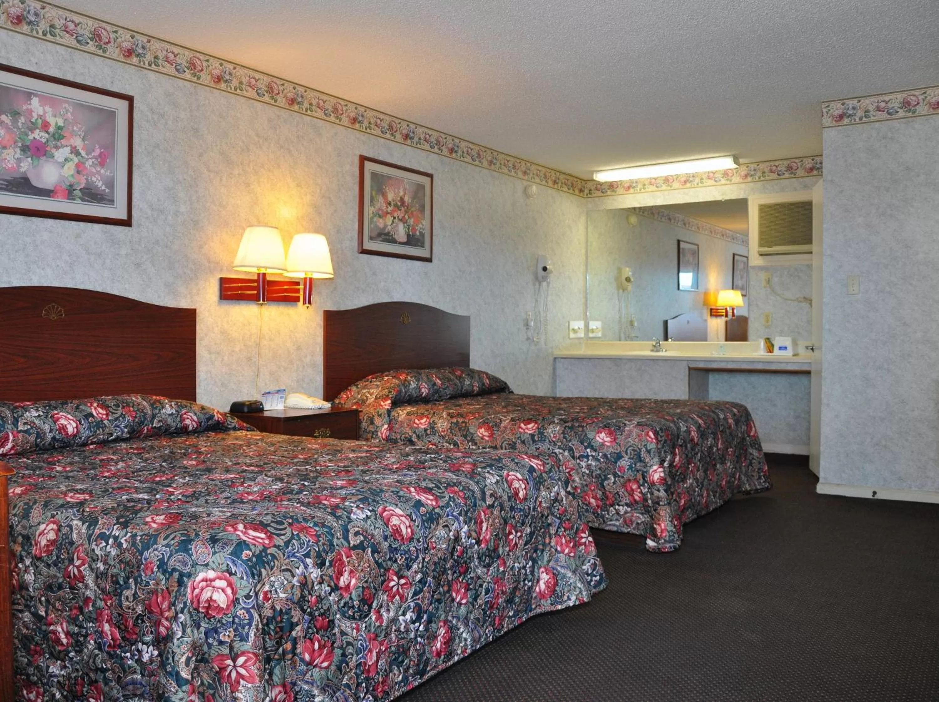 Bed in MERRIMAC INN & SUITES