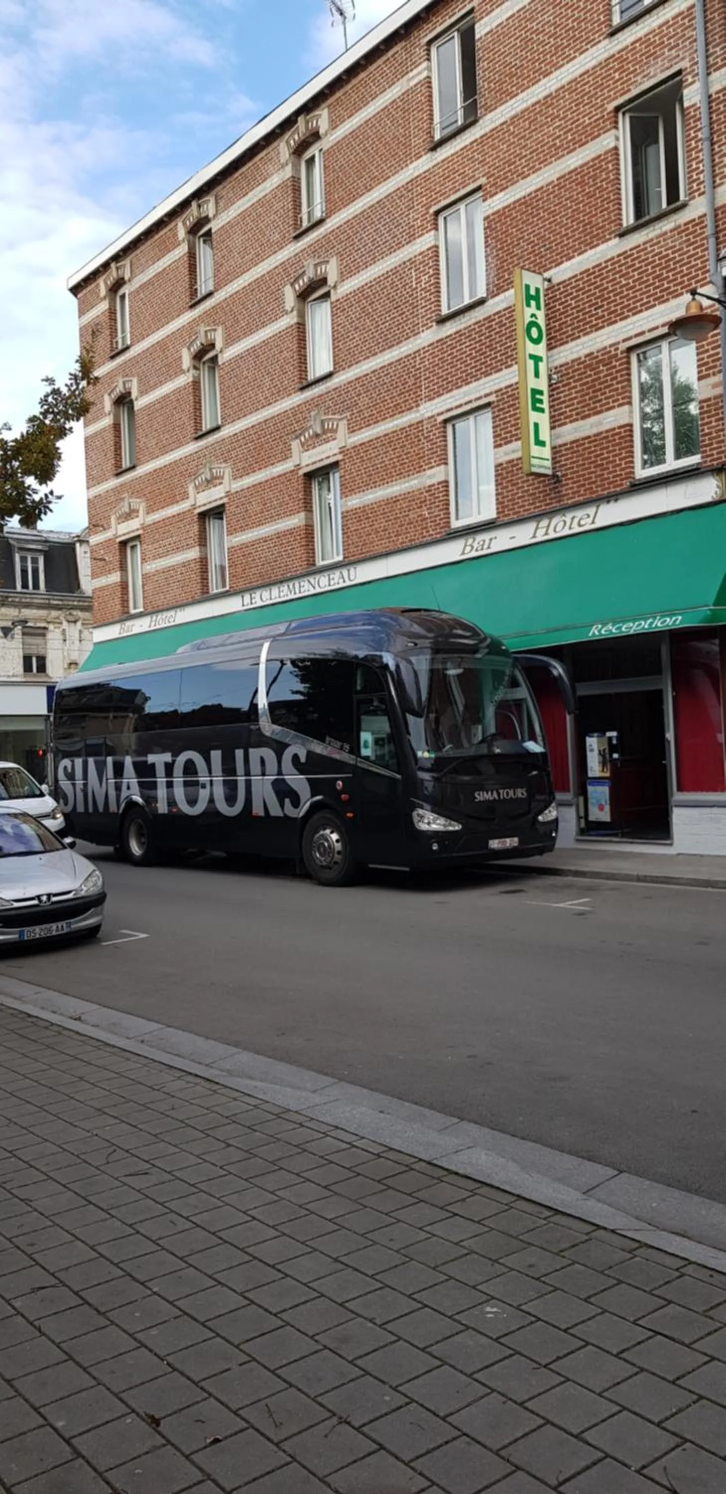 group of guests in Le Clémenceau Hôtel et Appart'hôtel & Restaurant "Gare Sncf" centre ville