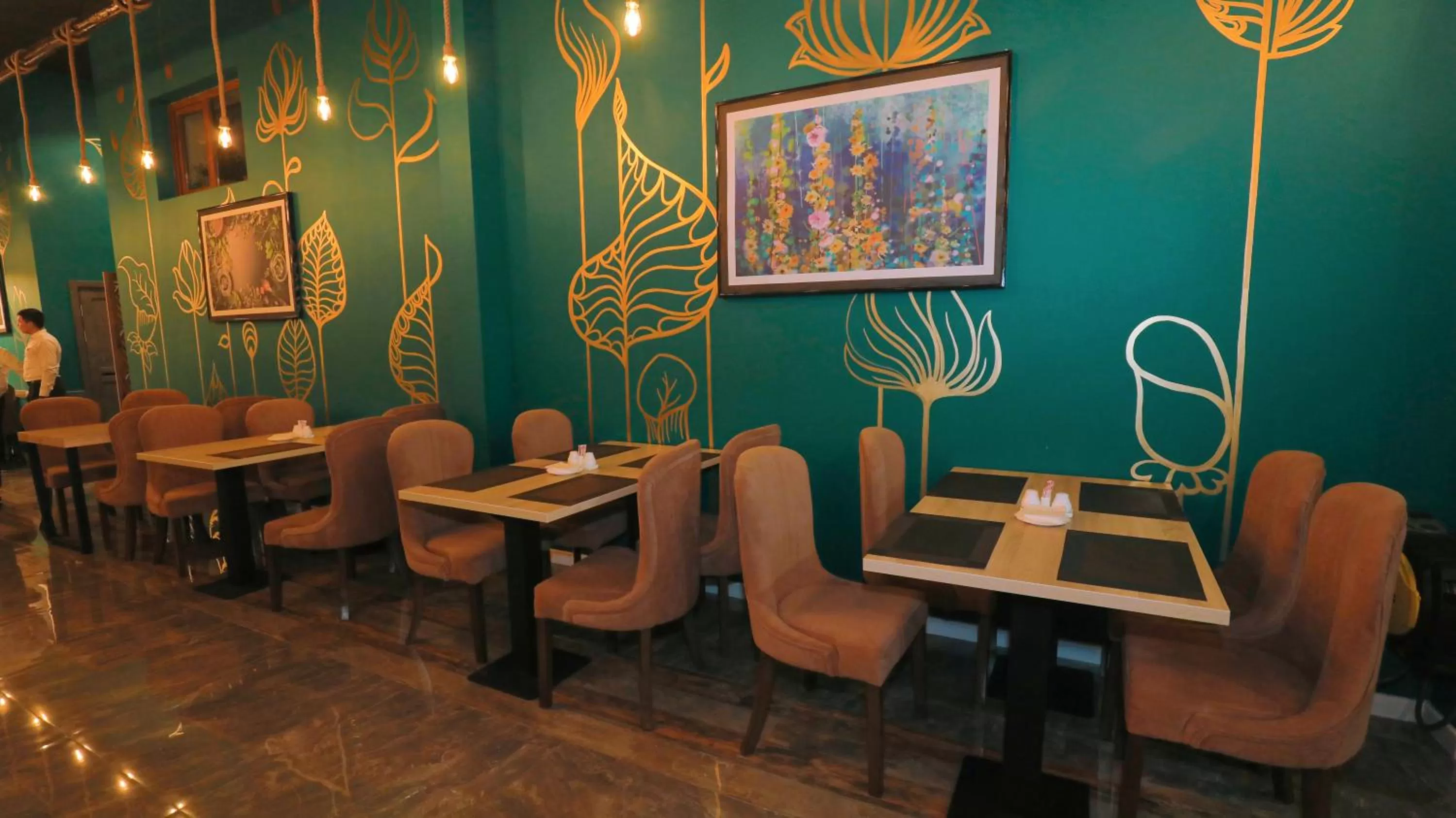 Restaurant/places to eat in MaxWell Hotel & SPA