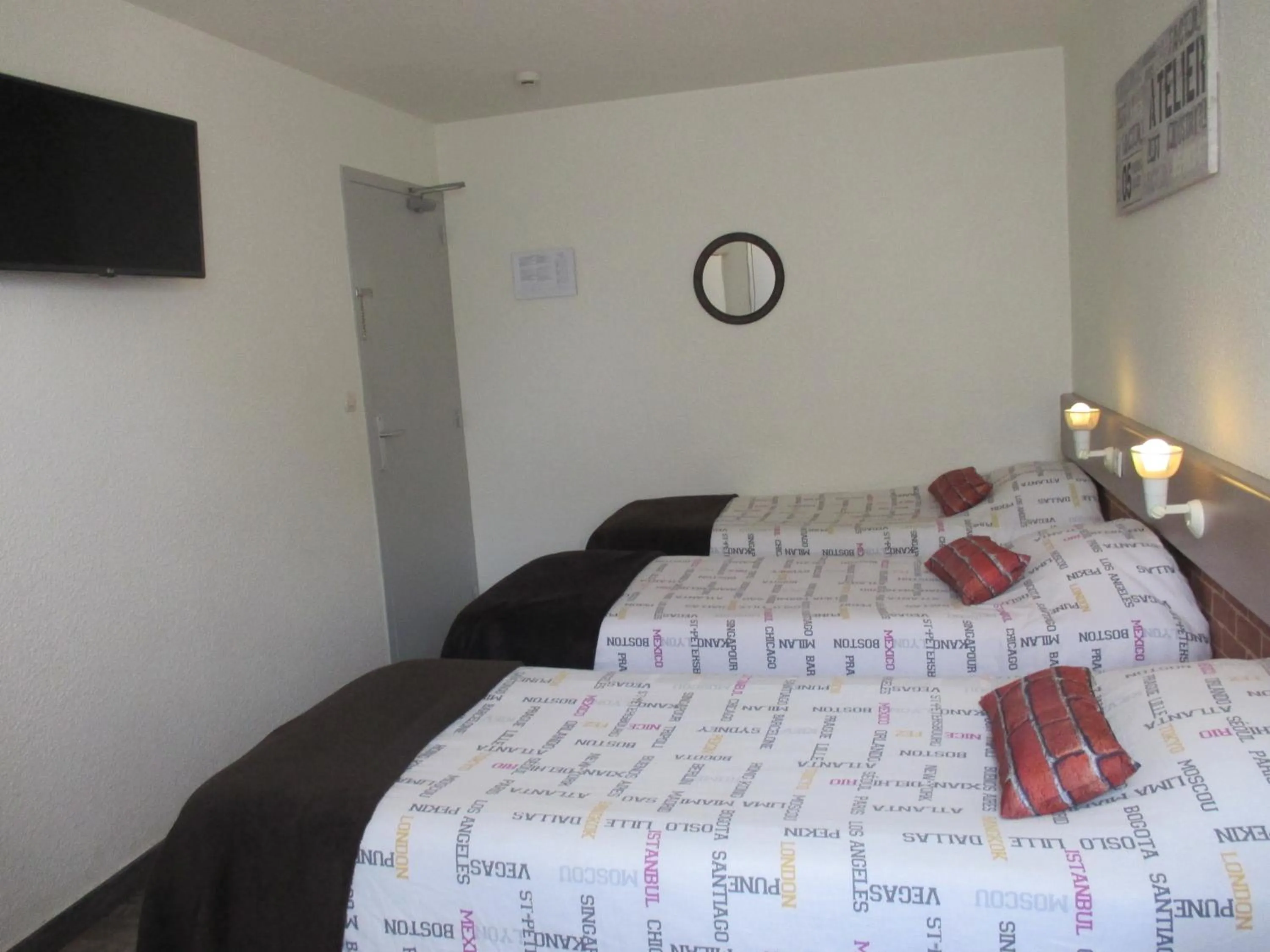 Photo of the whole room, Bed in Contact Hôtel Come Inn