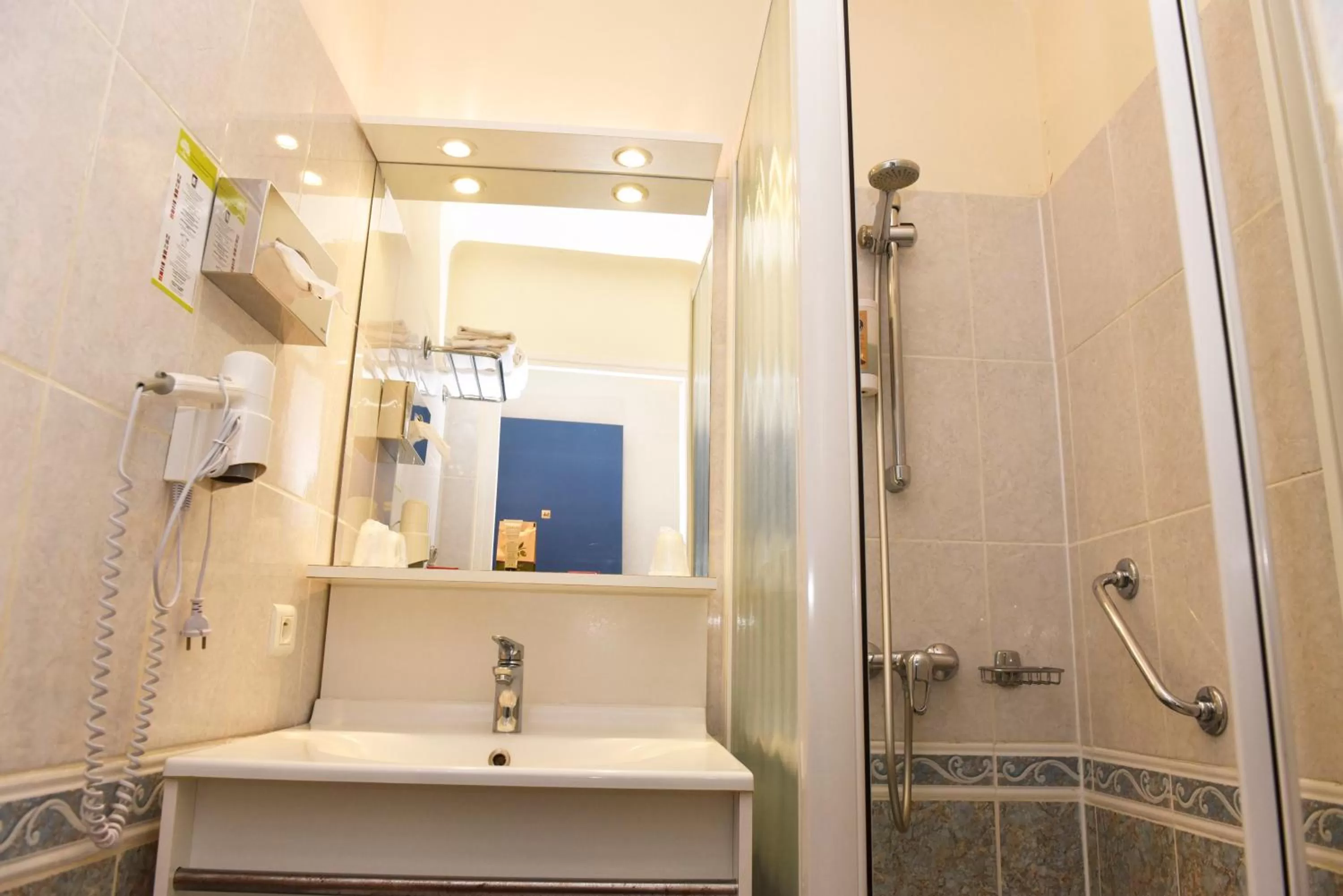 Bathroom in Azur Hôtel