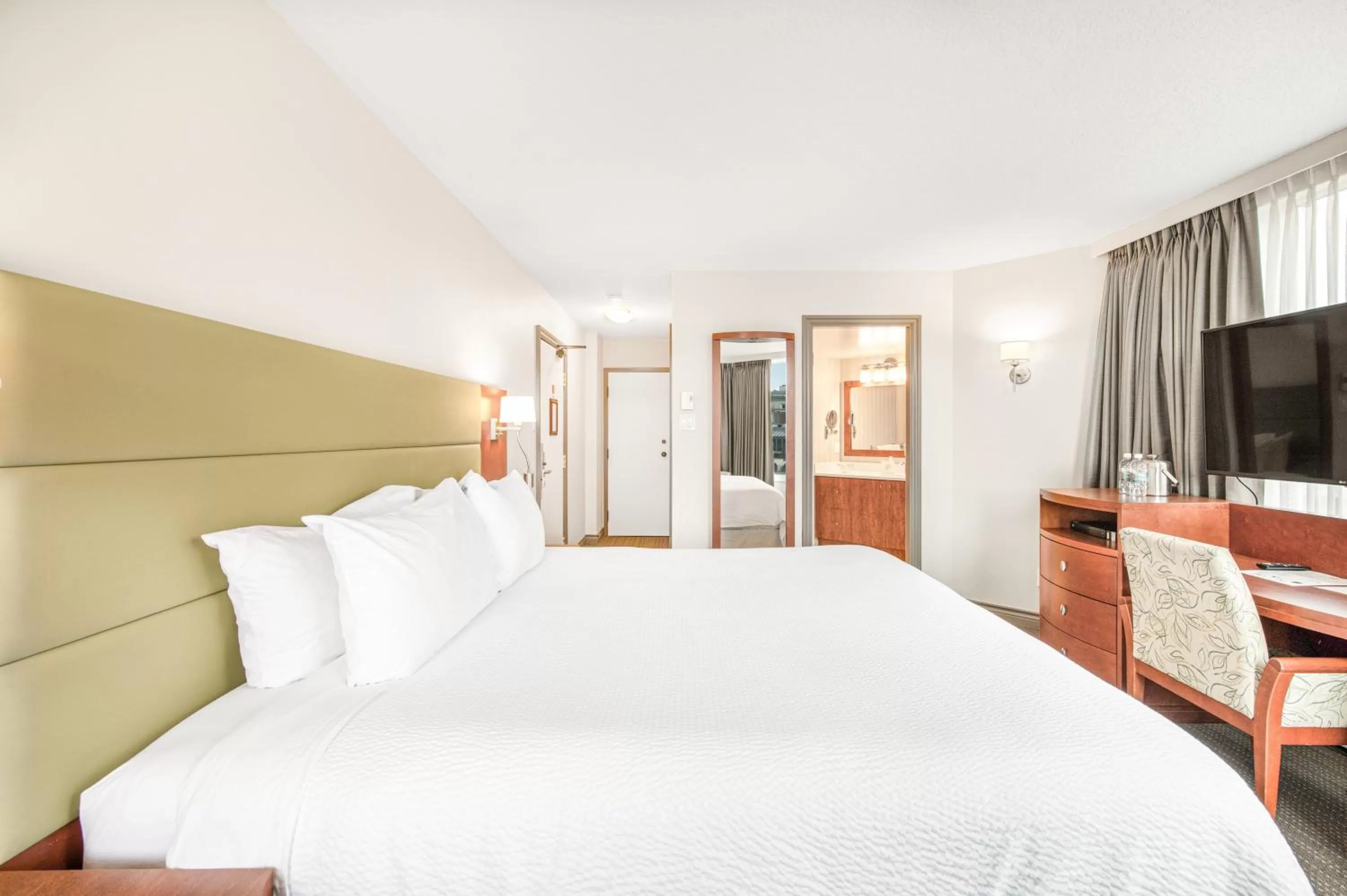 Photo of the whole room, Bed in Victoria Regent Waterfront Hotel & Suites