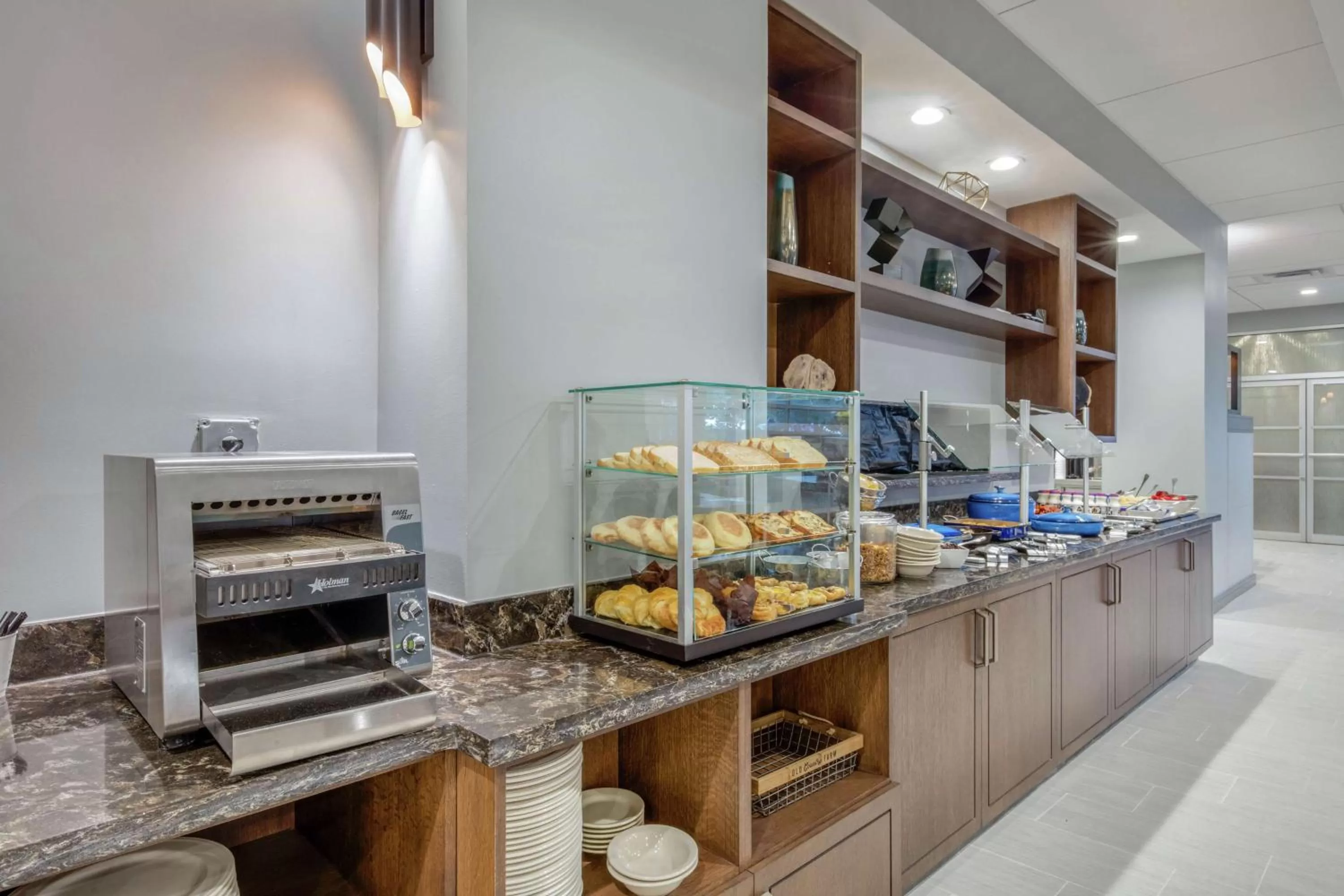 Dining area in DoubleTree Birmingham Perimeter Park