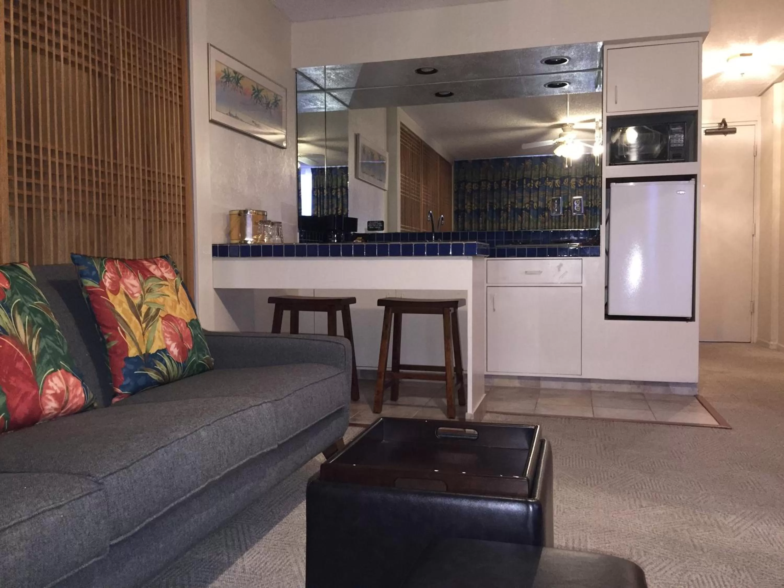 Kitchen or kitchenette in Kuhio Banyan Hotel (with Kitchenettes)