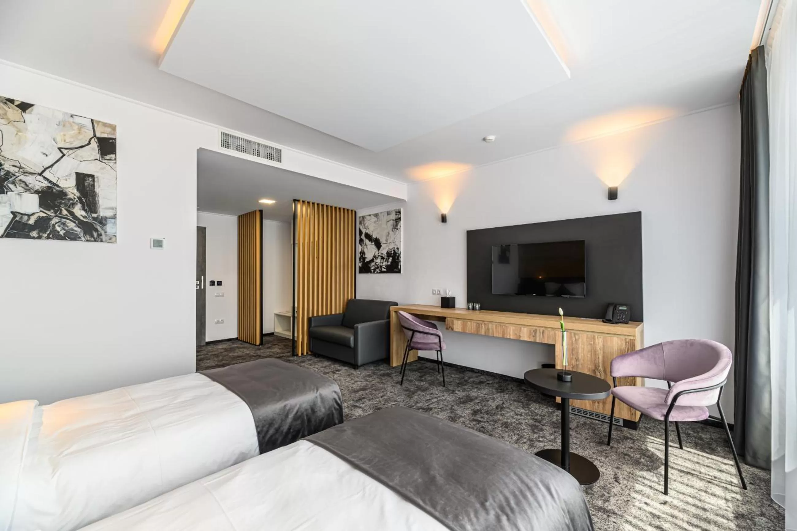 Communal lounge/ TV room, Bed in B THE HOTEL