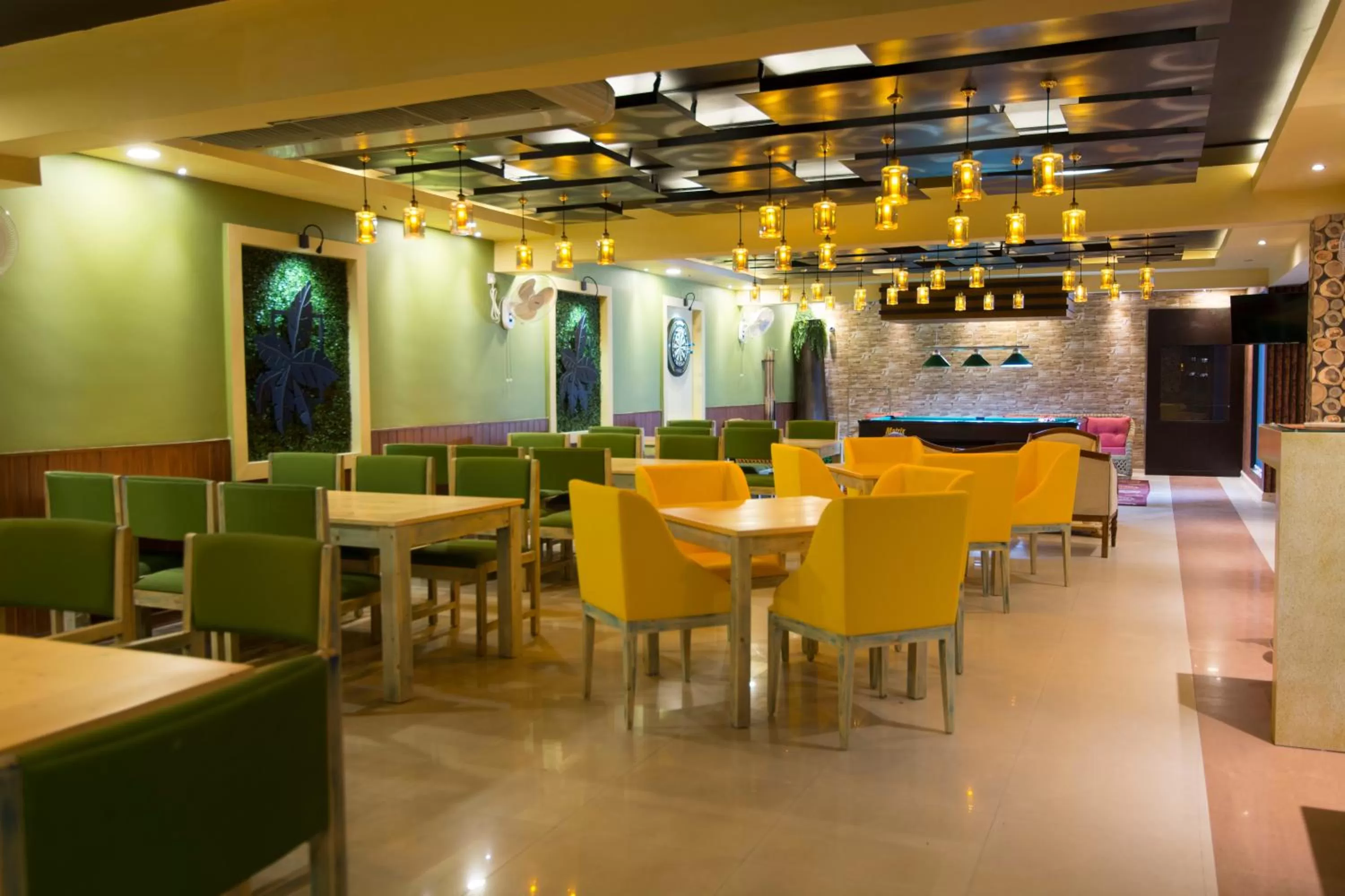 Restaurant/Places to Eat in Mount Breeze Hotel