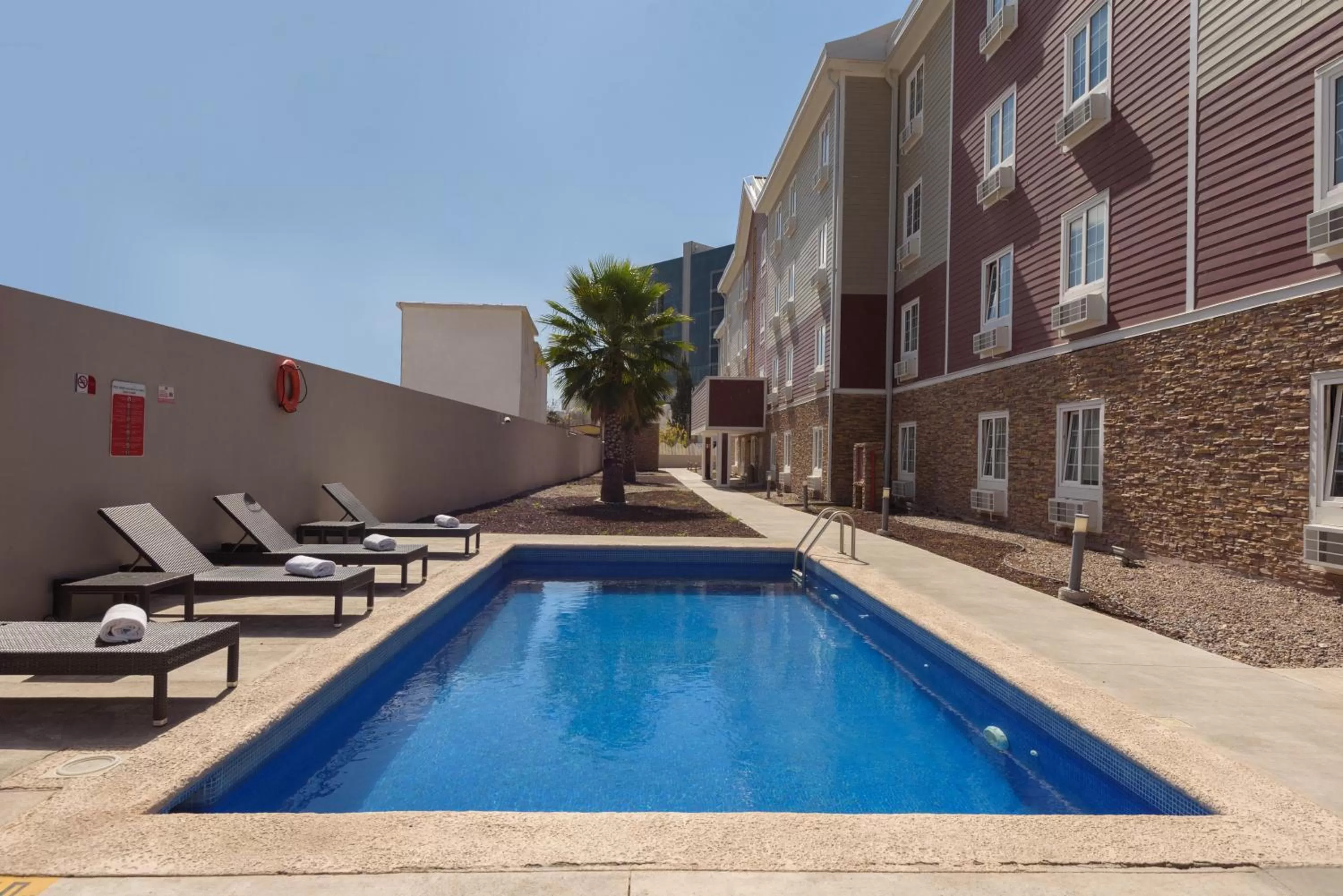 Pool view in Extended Suites Coatzacoalcos Forum