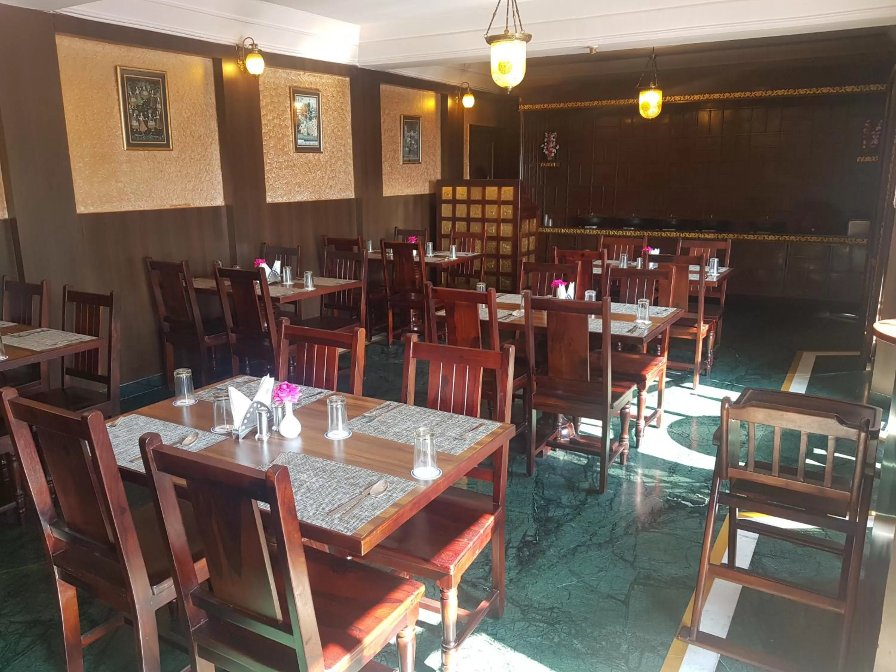 Restaurant/places to eat in Hotel Silverine