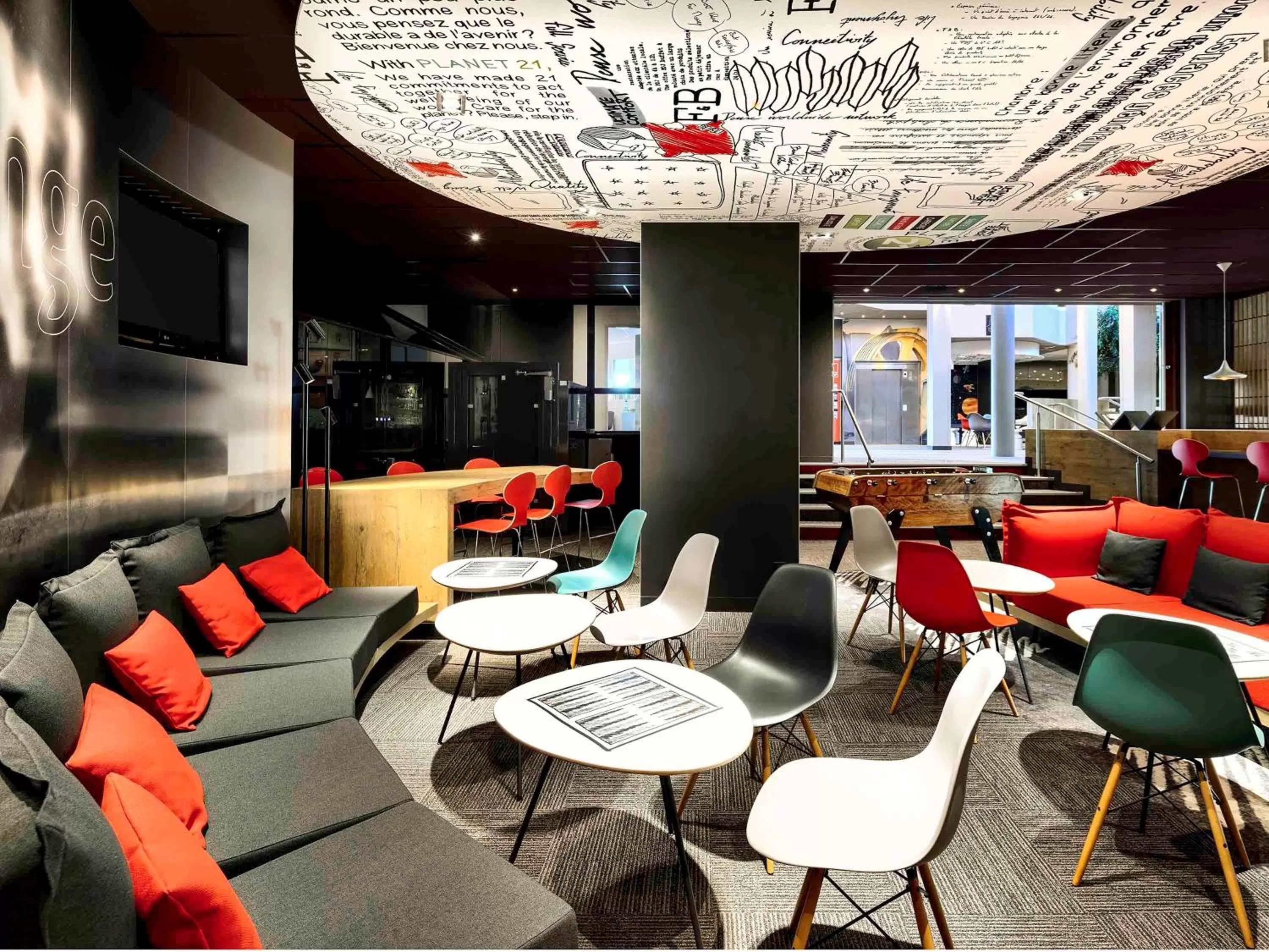 Lounge or bar in ibis Poitiers Site du Futuroscope