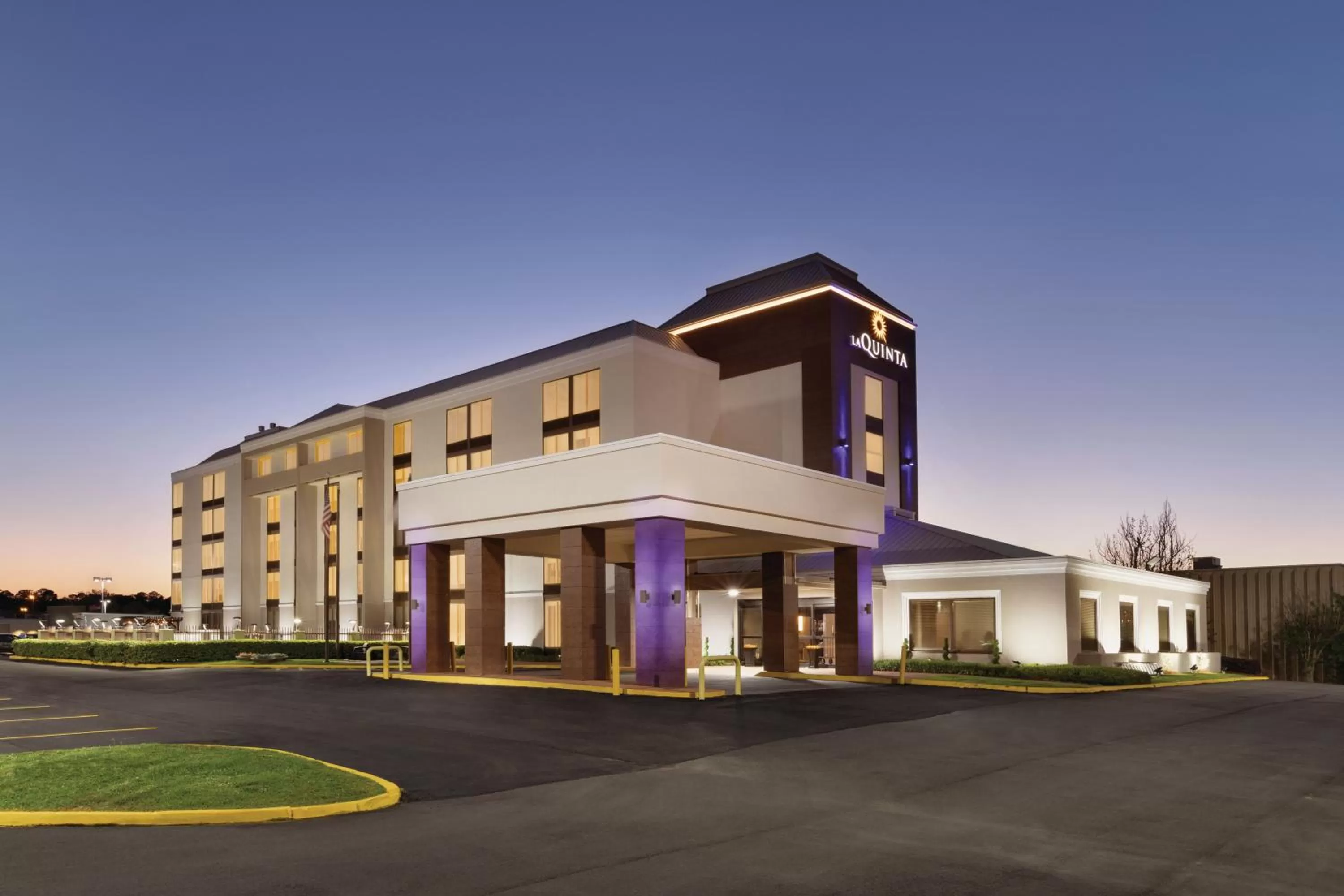 Property building in La Quinta inn & suites by Wyndham Dothan