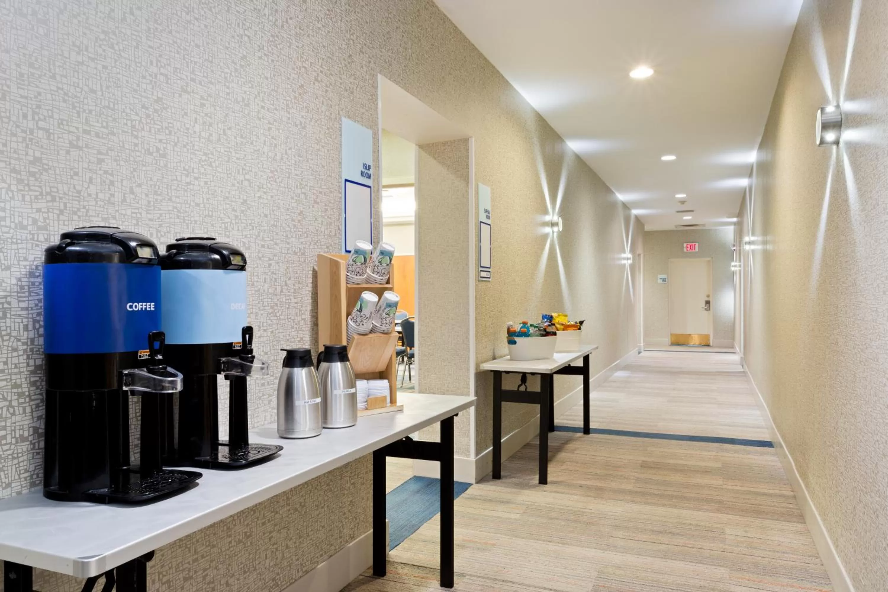 Coffee/tea facilities in Holiday Inn Express Hauppauge-Long Island by IHG