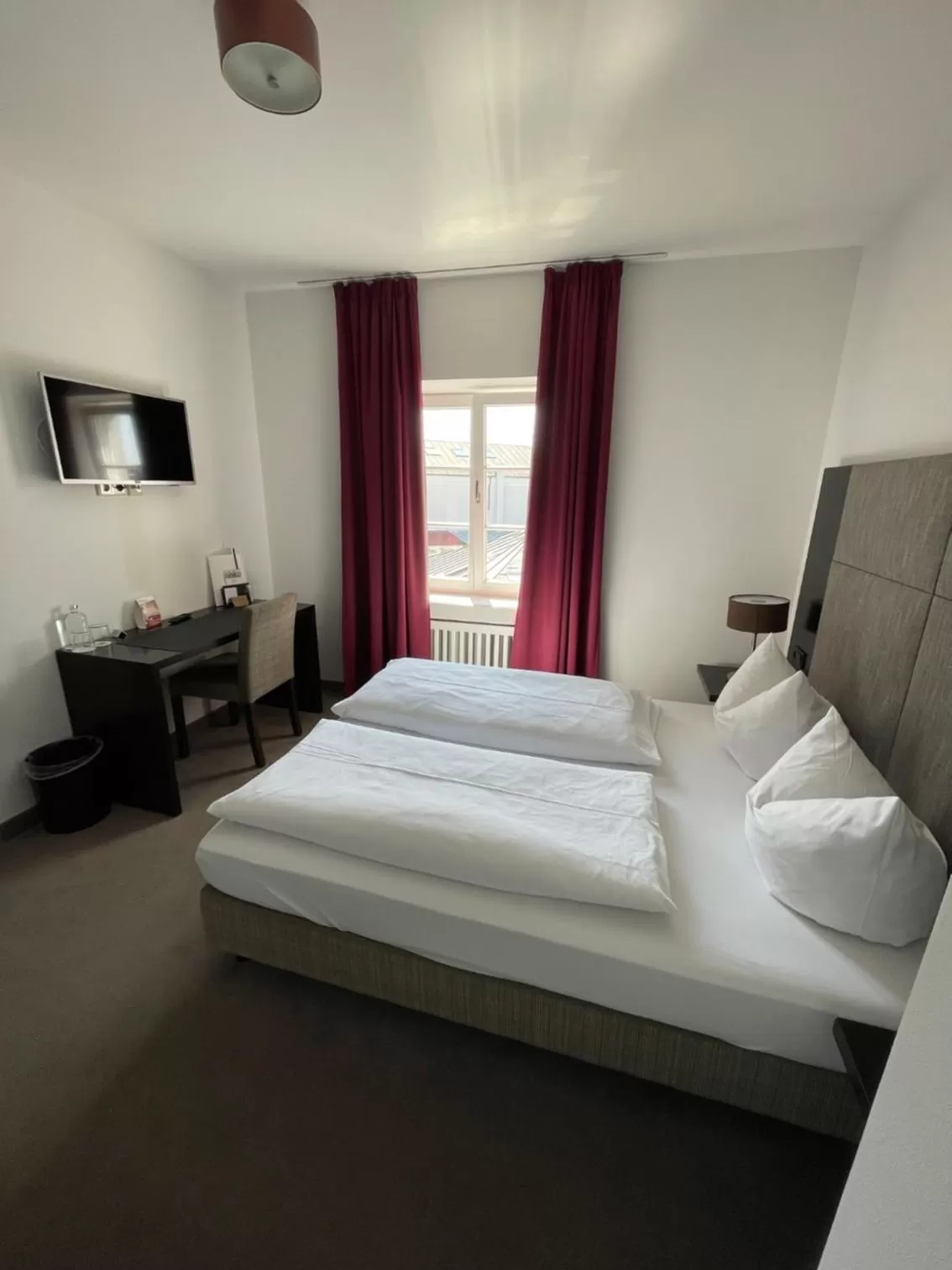 Bedroom, Bed in Hotel Münchner Hof