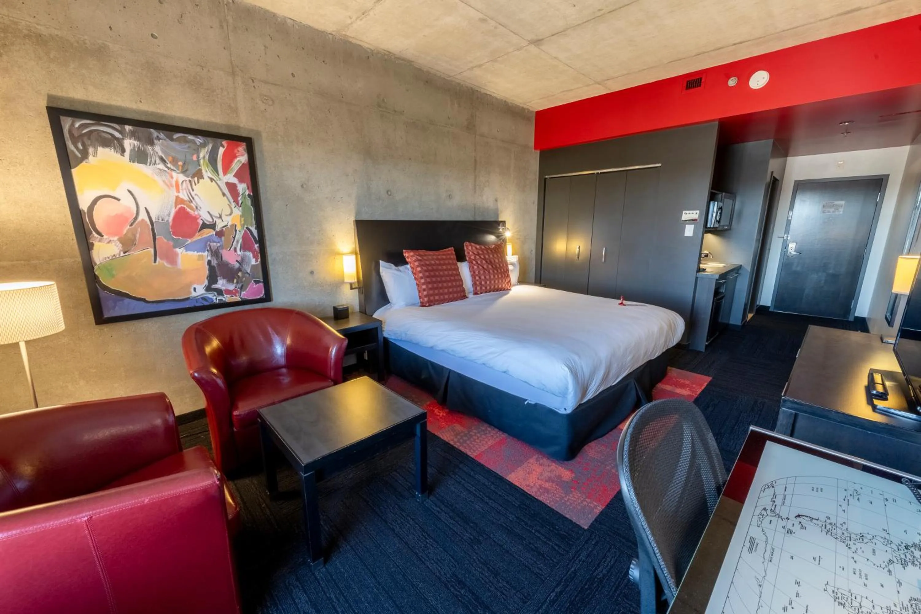 Living room, Bed in Grand Times Hotel – Aeroport de Quebec