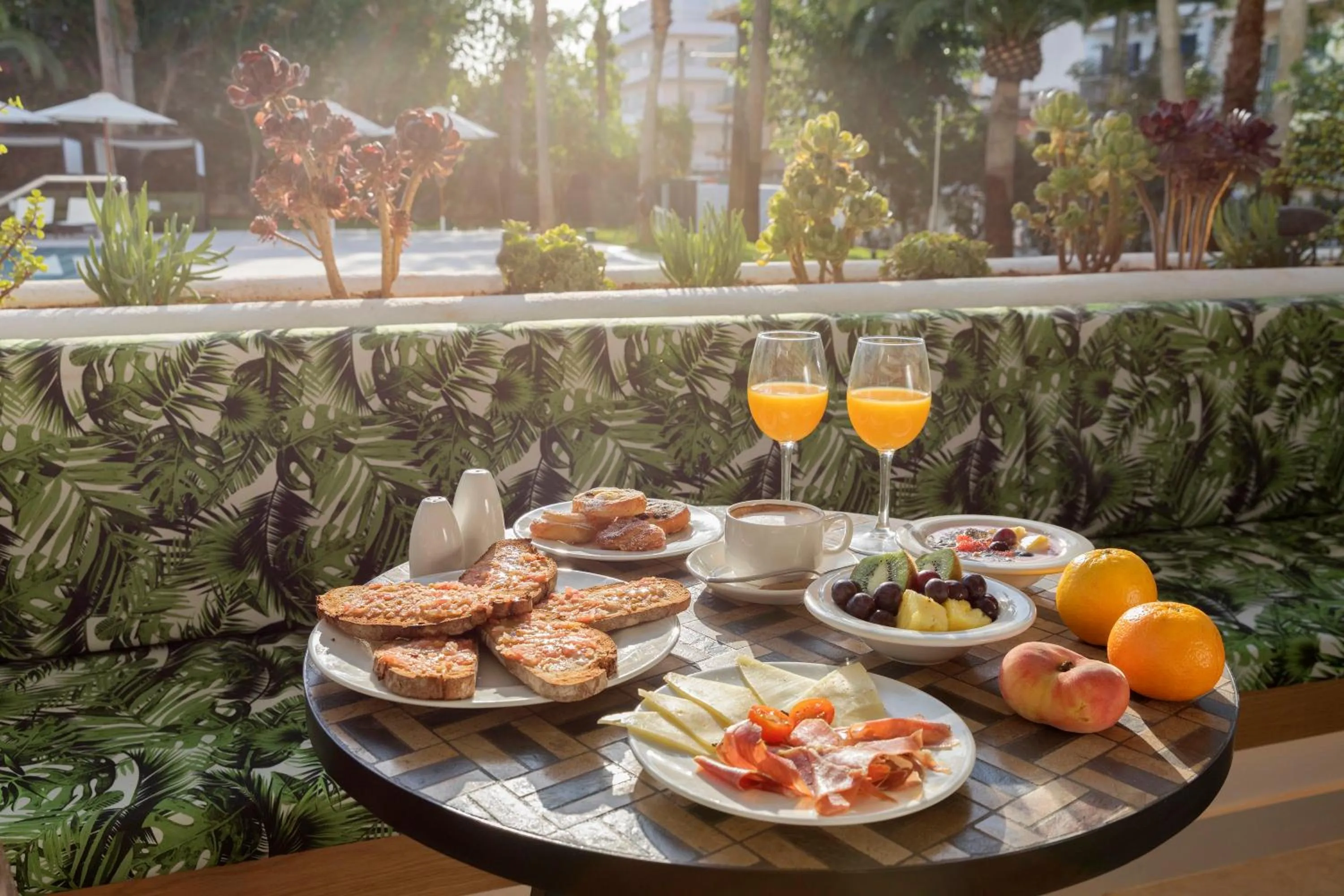 Food and drinks in HM Ayron Park - Adults Only