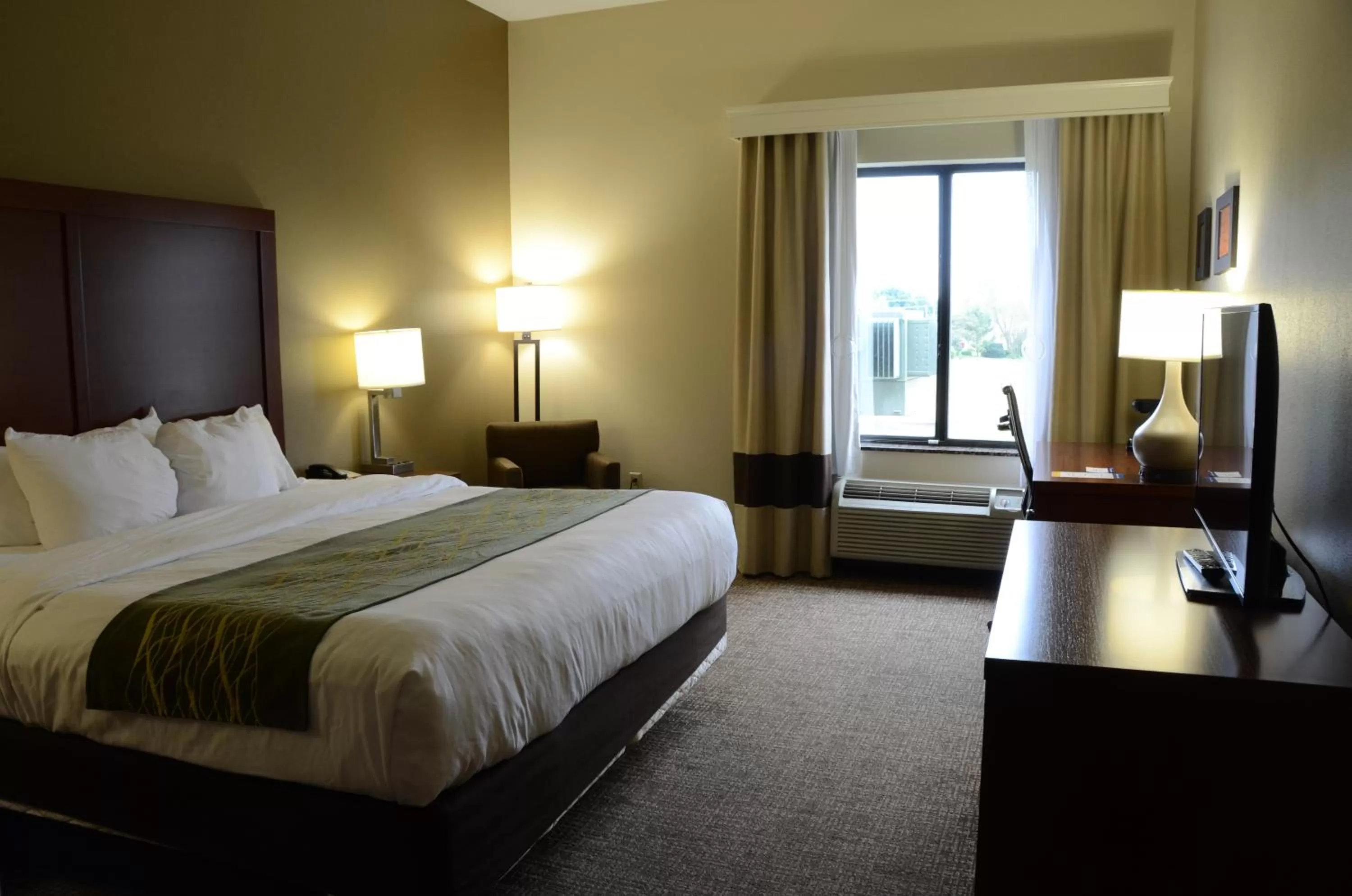 Photo of the whole room, Bed in Comfort Inn & Suites Cave City