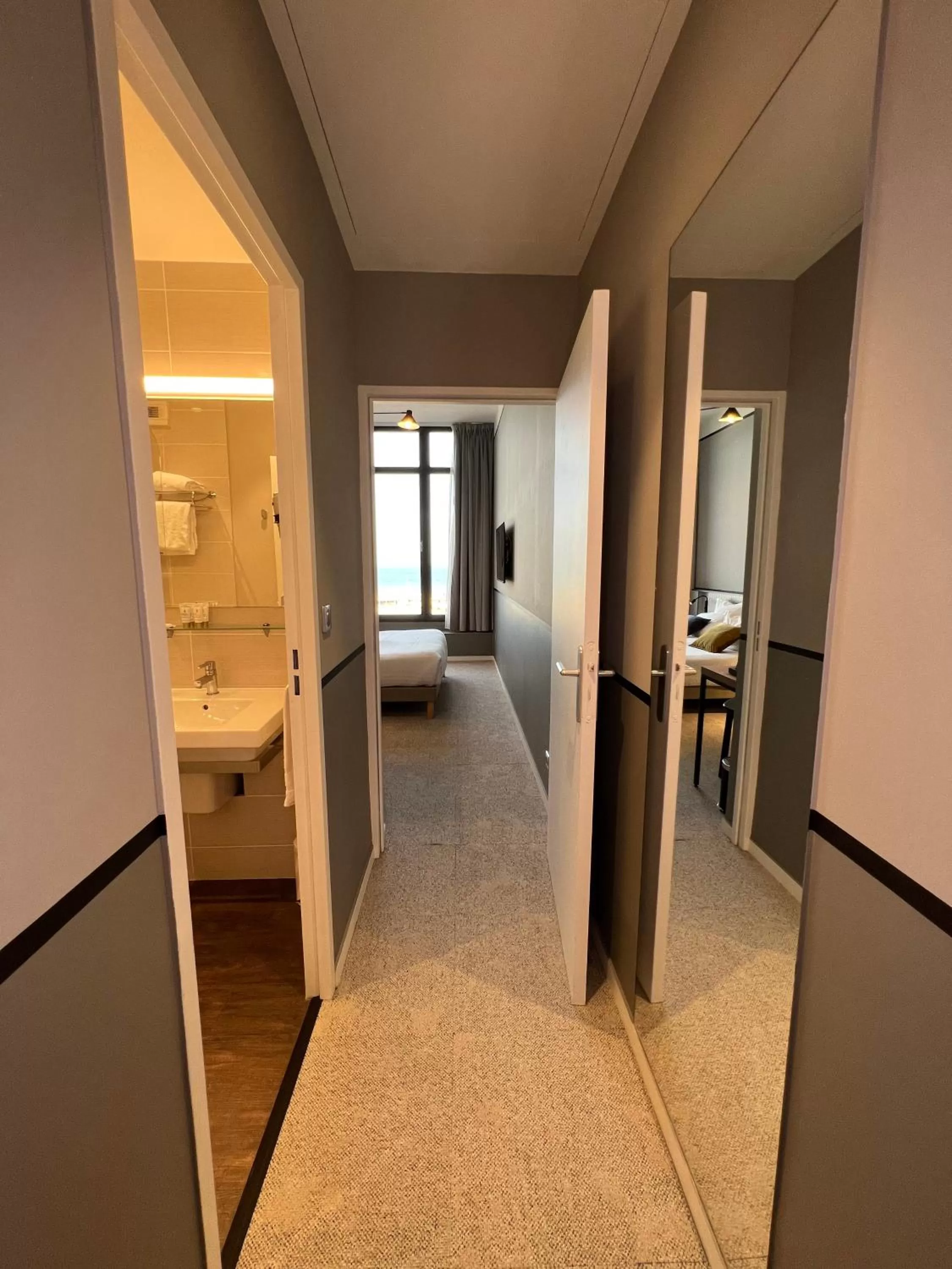 Bathroom in L'Échappée - Hôtel Casino Dieppe