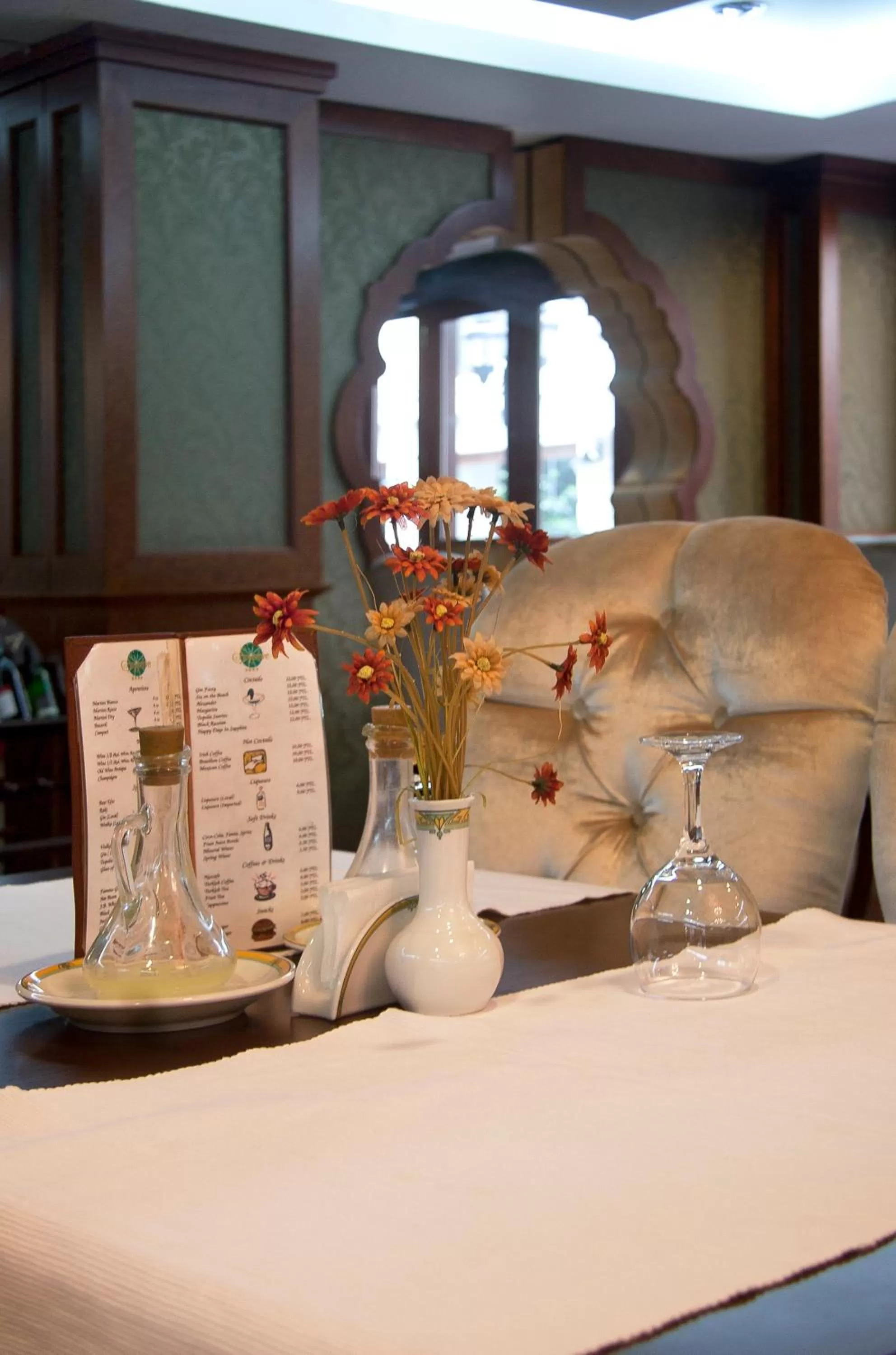 Restaurant/places to eat in Hotel Sapphire