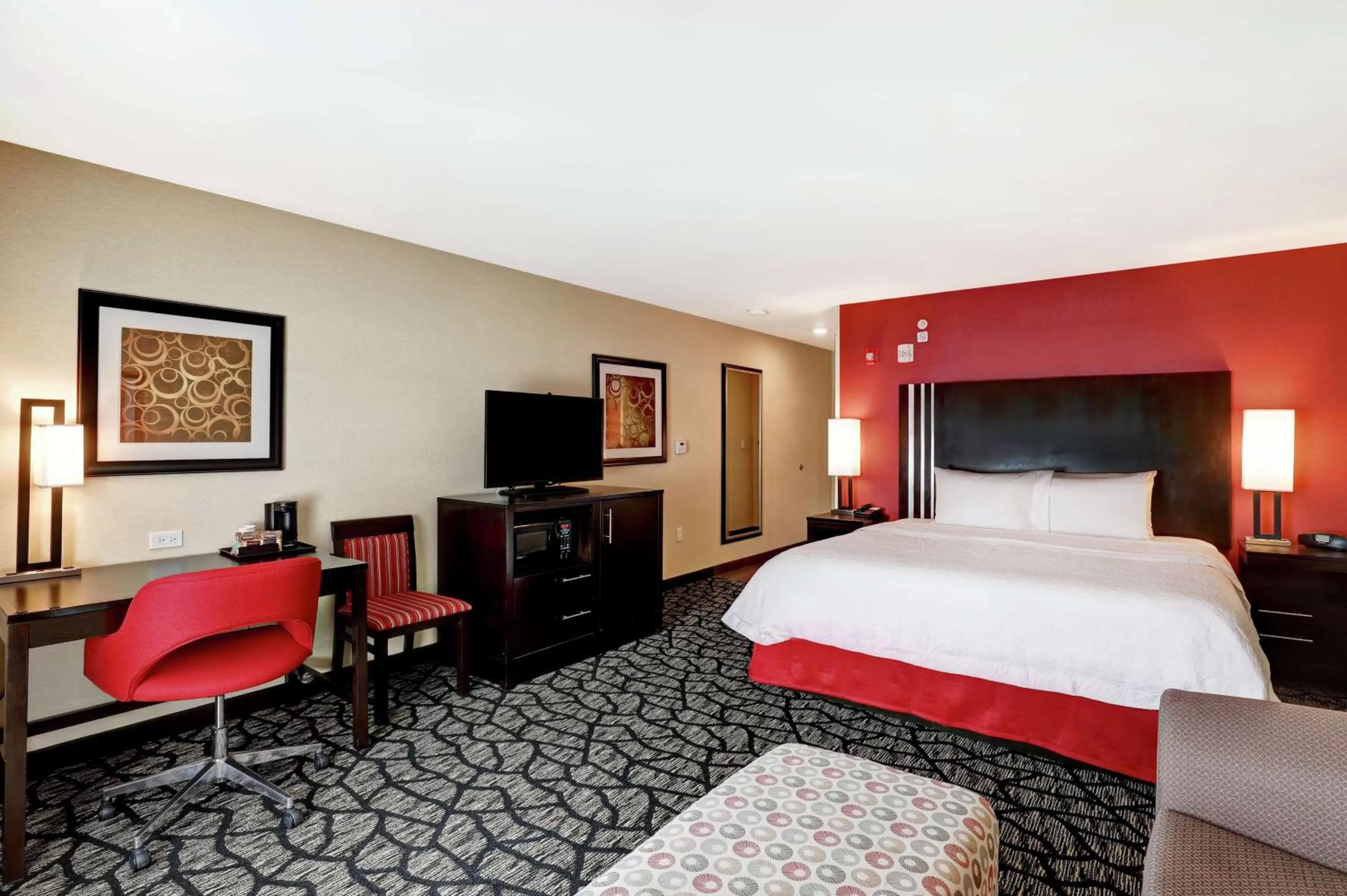 Bedroom, Bed in Hampton Inn by Hilton Chilliwack