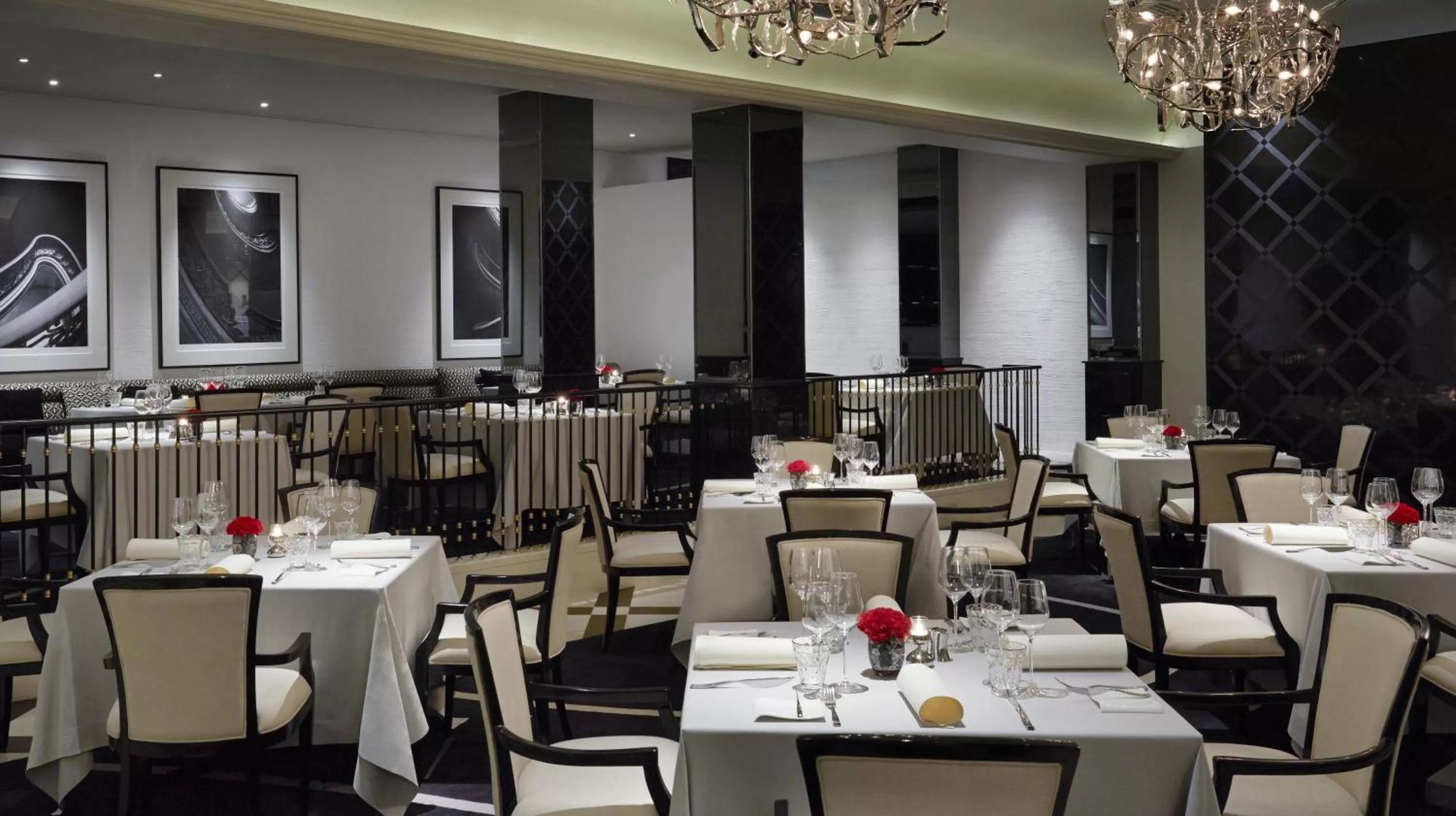 Lounge or bar in The Peninsula Manila